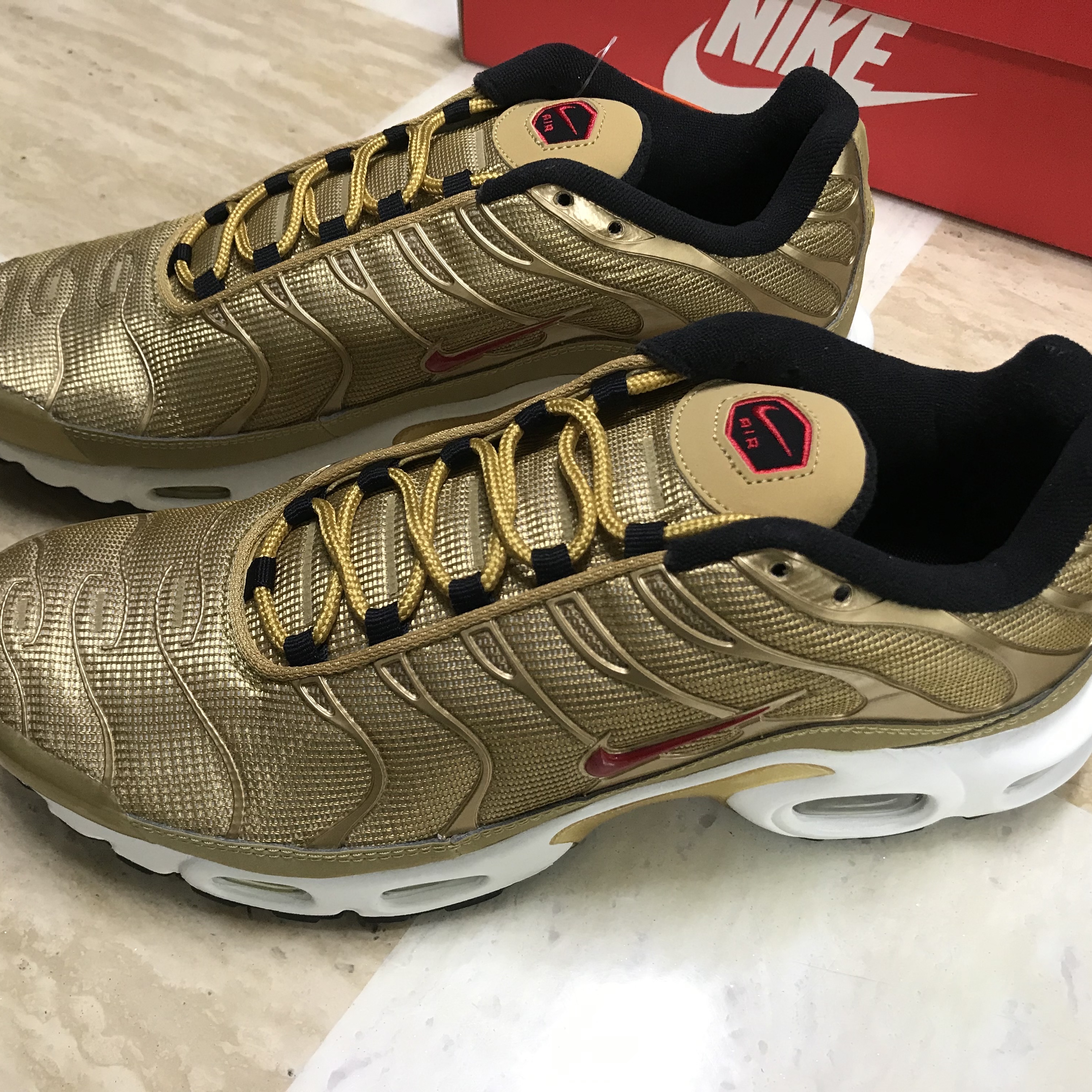 Nike Air Max Plus Metallic Gold 착용 스타일 - 2