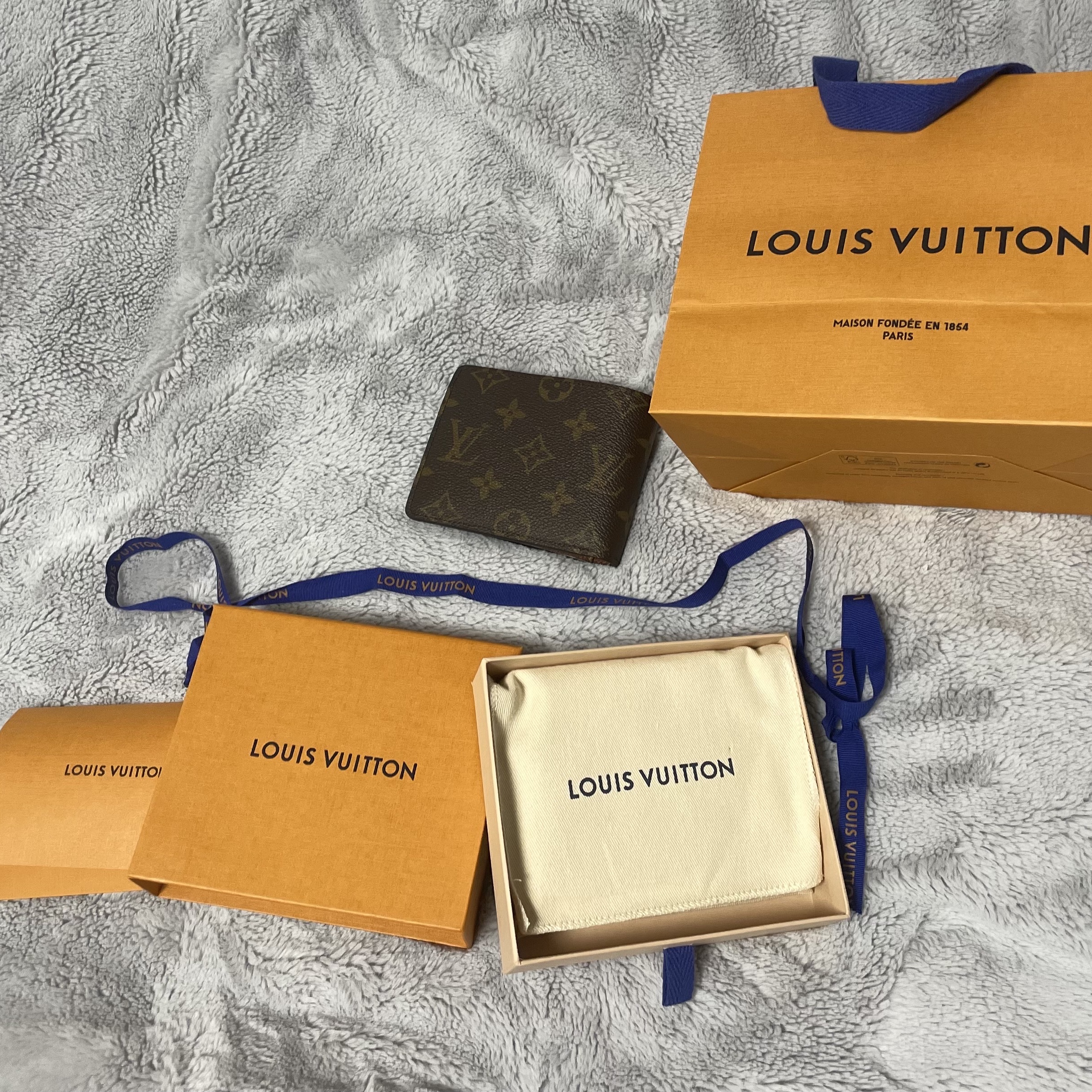 Louis Vuitton Multiple Wallet Monogram 착용 스타일
