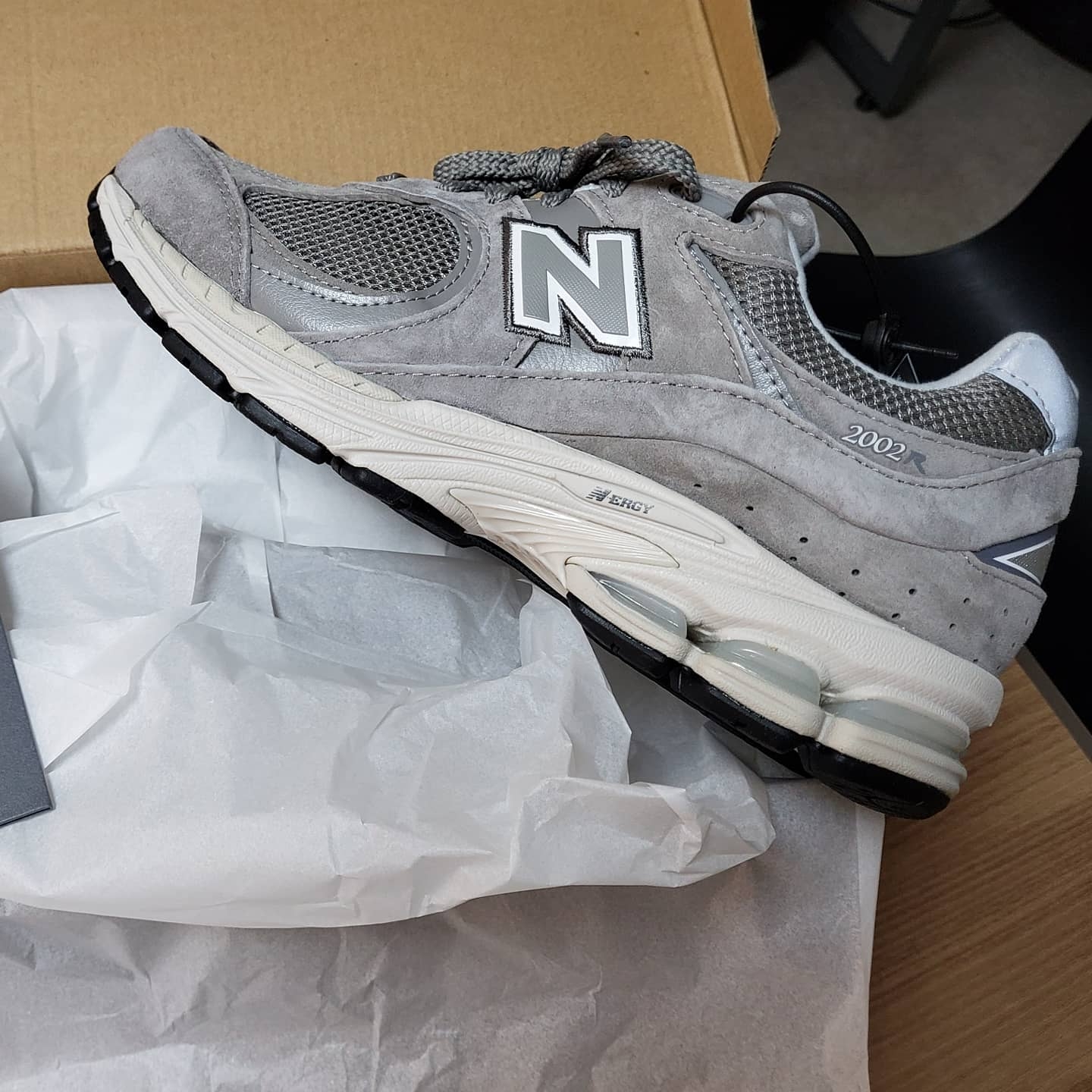 New Balance 2002R Grey 착용 스타일
