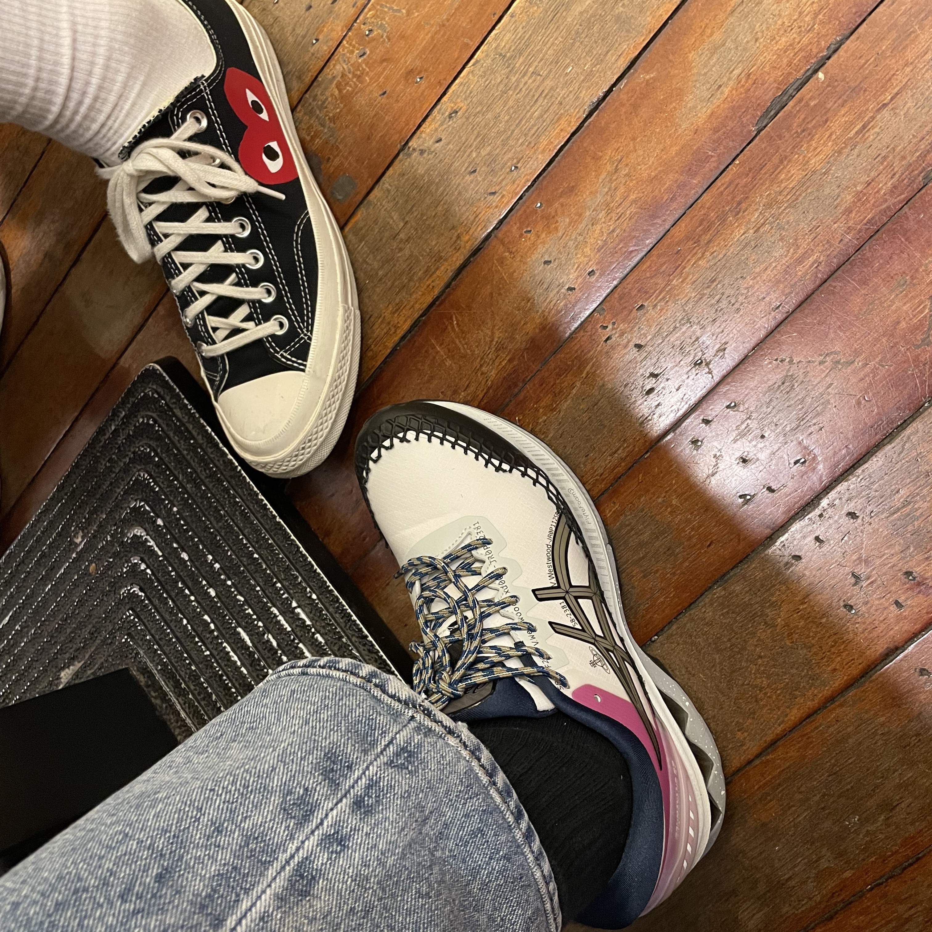 Asics x Vivienne Westwood Gel-Kayano 27 DE White, Converse x Play Comme des Garcons Chuck 70 Ox Black 착용 스타일