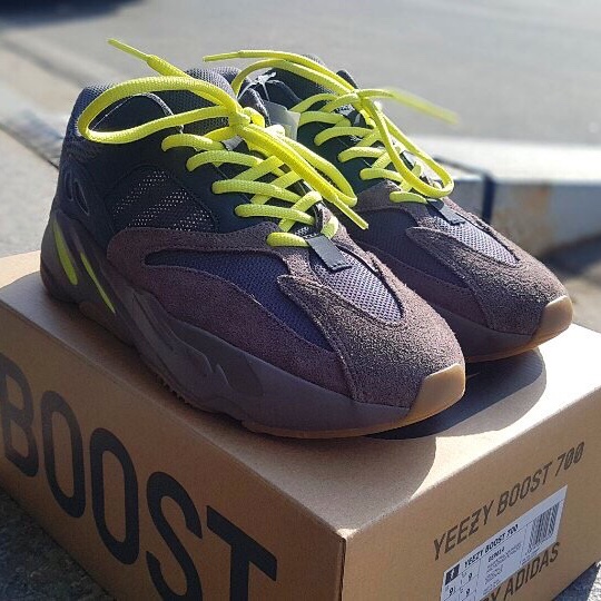 Adidas Yeezy Boost 700 Mauve 착용 스타일