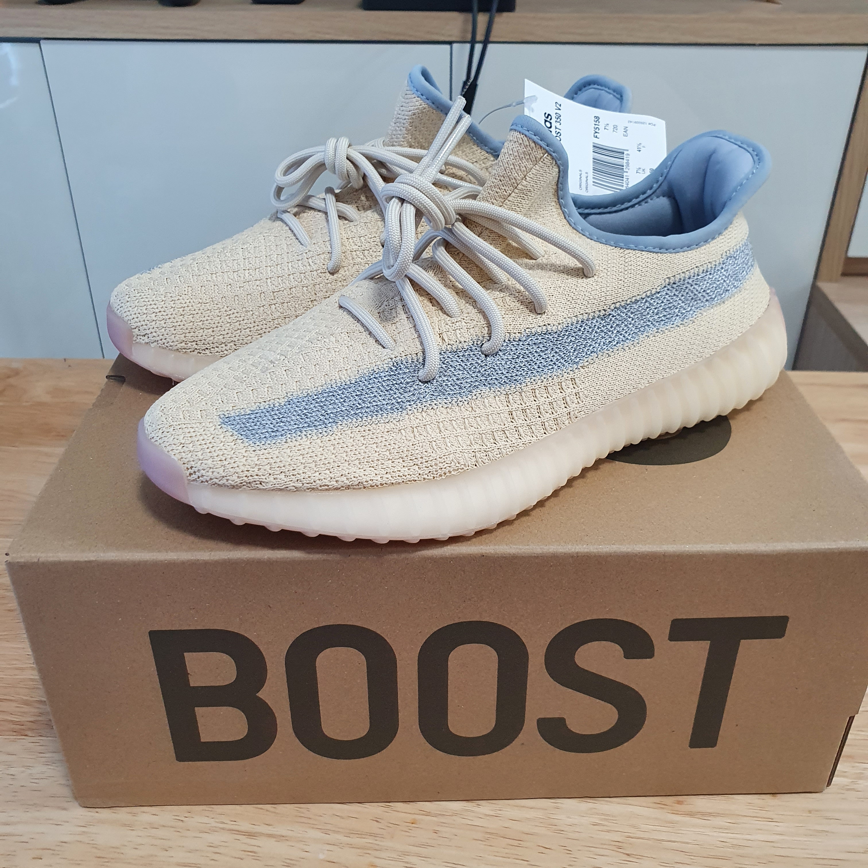 Adidas Yeezy Boost 350 V2 Linen 착용 스타일