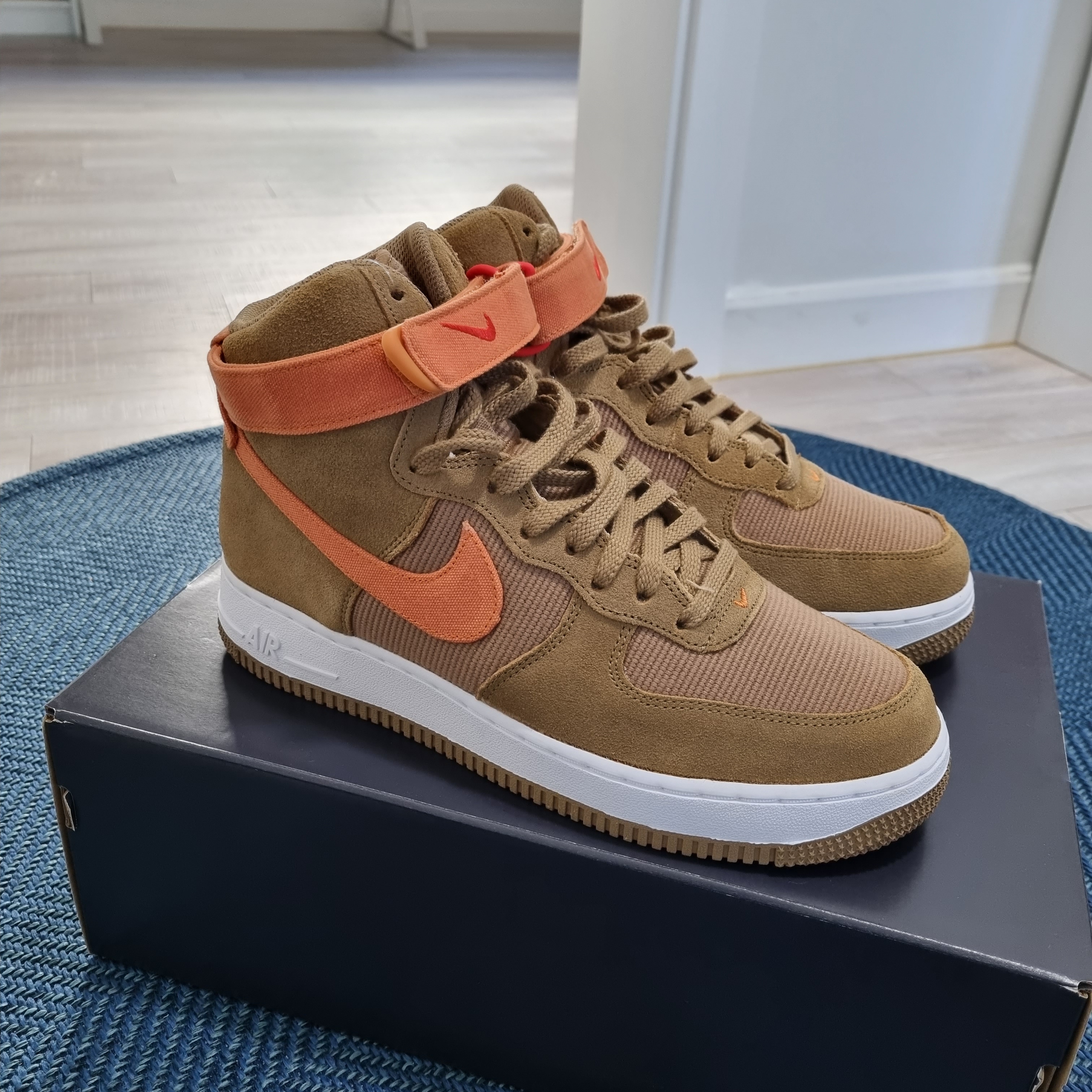 Nike Air Force 1 High '07 LX Dark Driftwood Hot Curry 착용 스타일