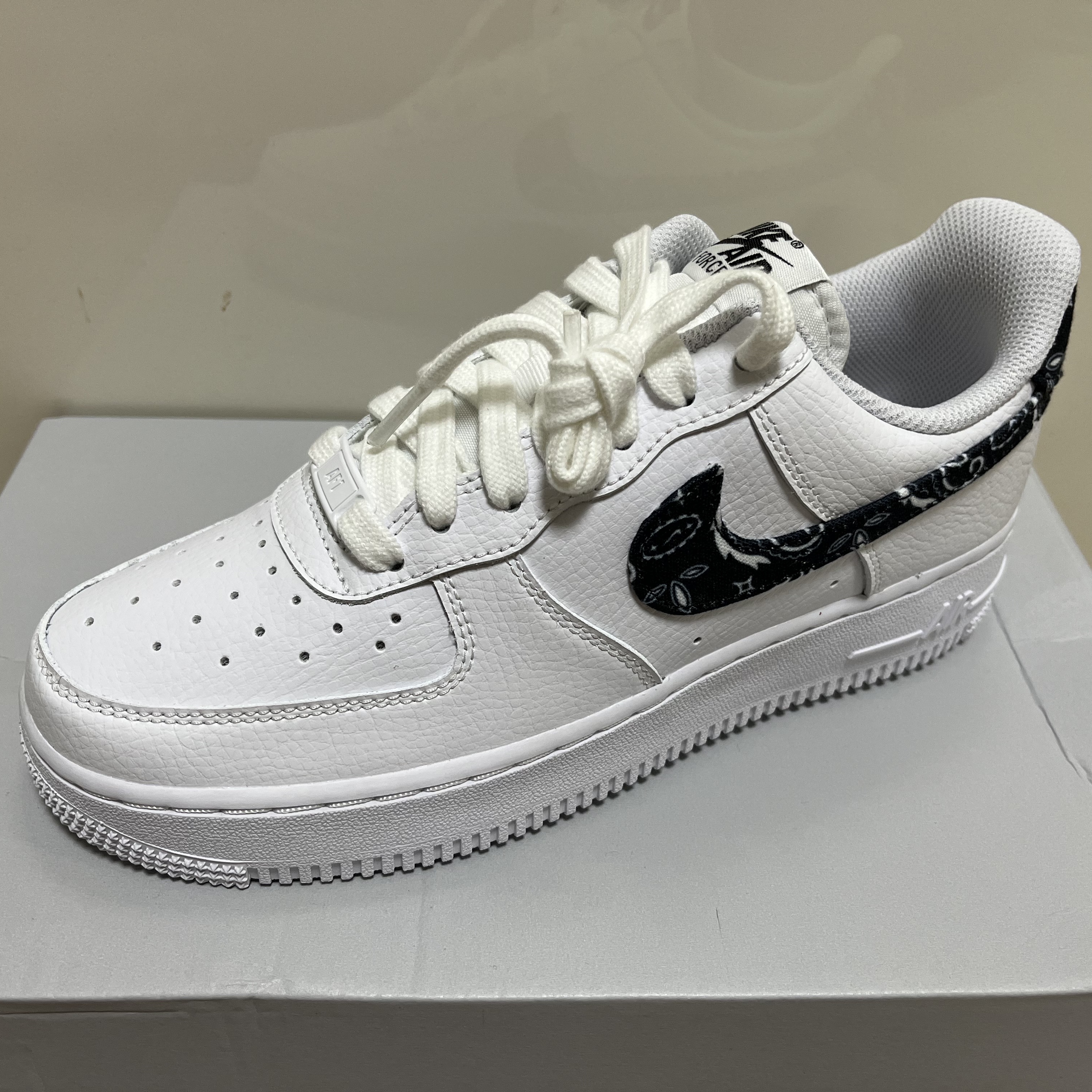 (W) Nike Air Force 1 '07 Essential Paisley Swoosh White Black 착용 스타일