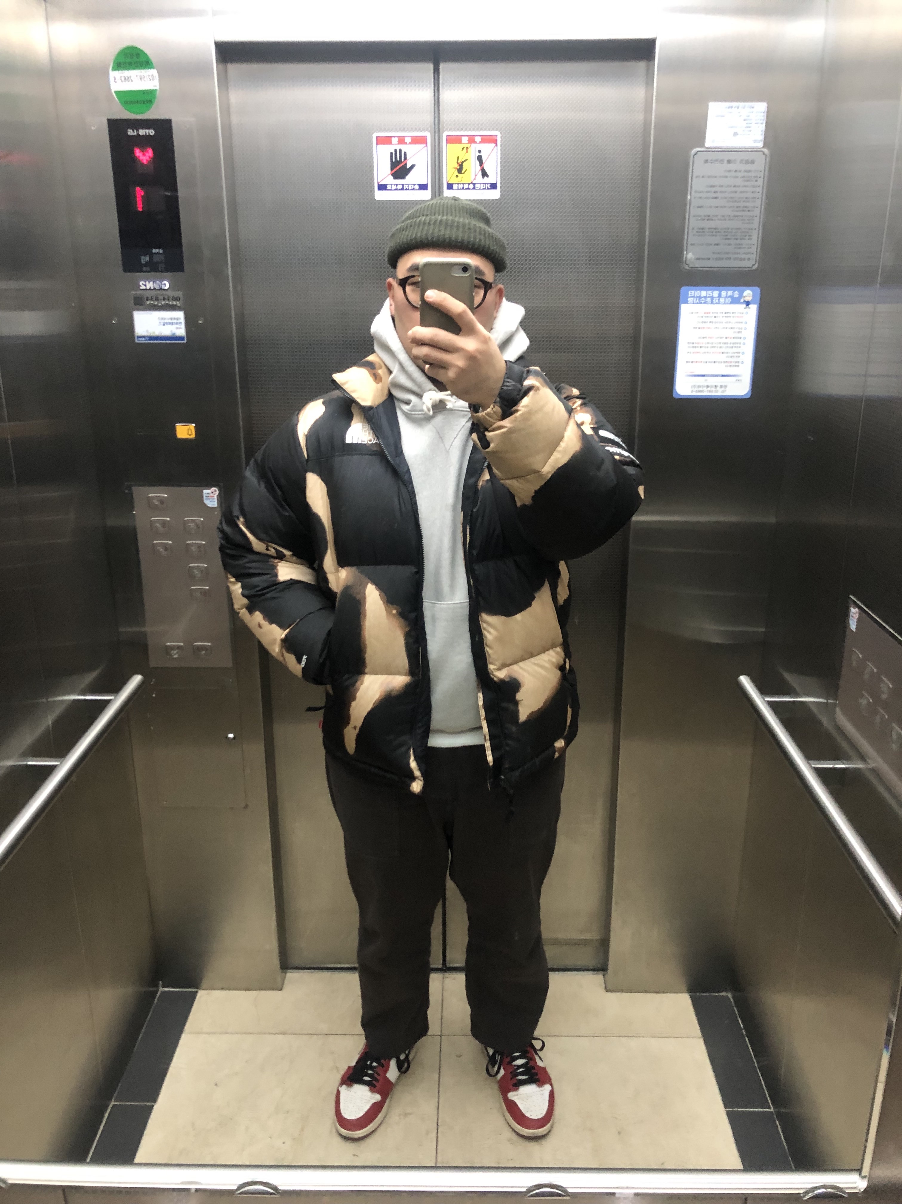 Supreme x The North Face Bleached Denim Print Nuptse Jacket Black - 21FW, Jordan 1 Retro High OG Chicago 2015 착용 스타일