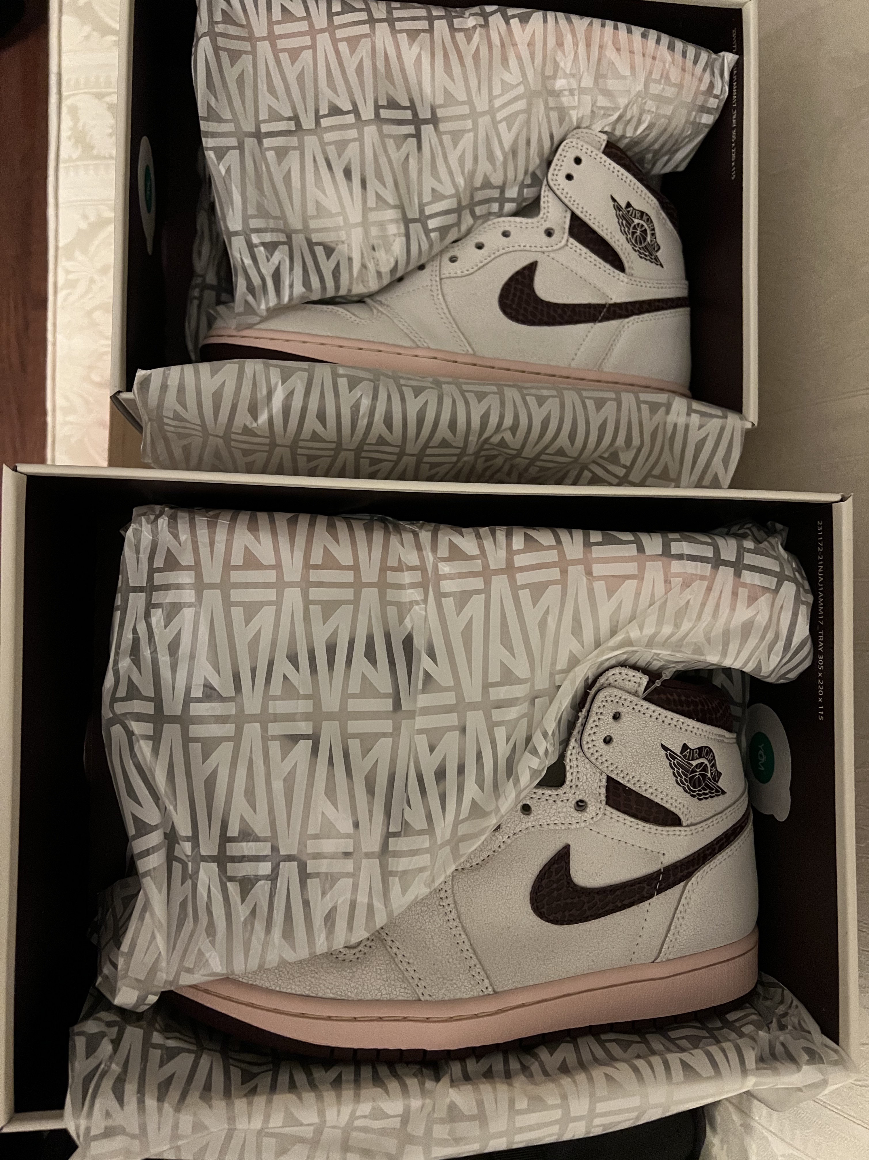 Jordan 1 x A Ma Maniere Retro High OG SP Sail and Burgundy 착용 스타일
