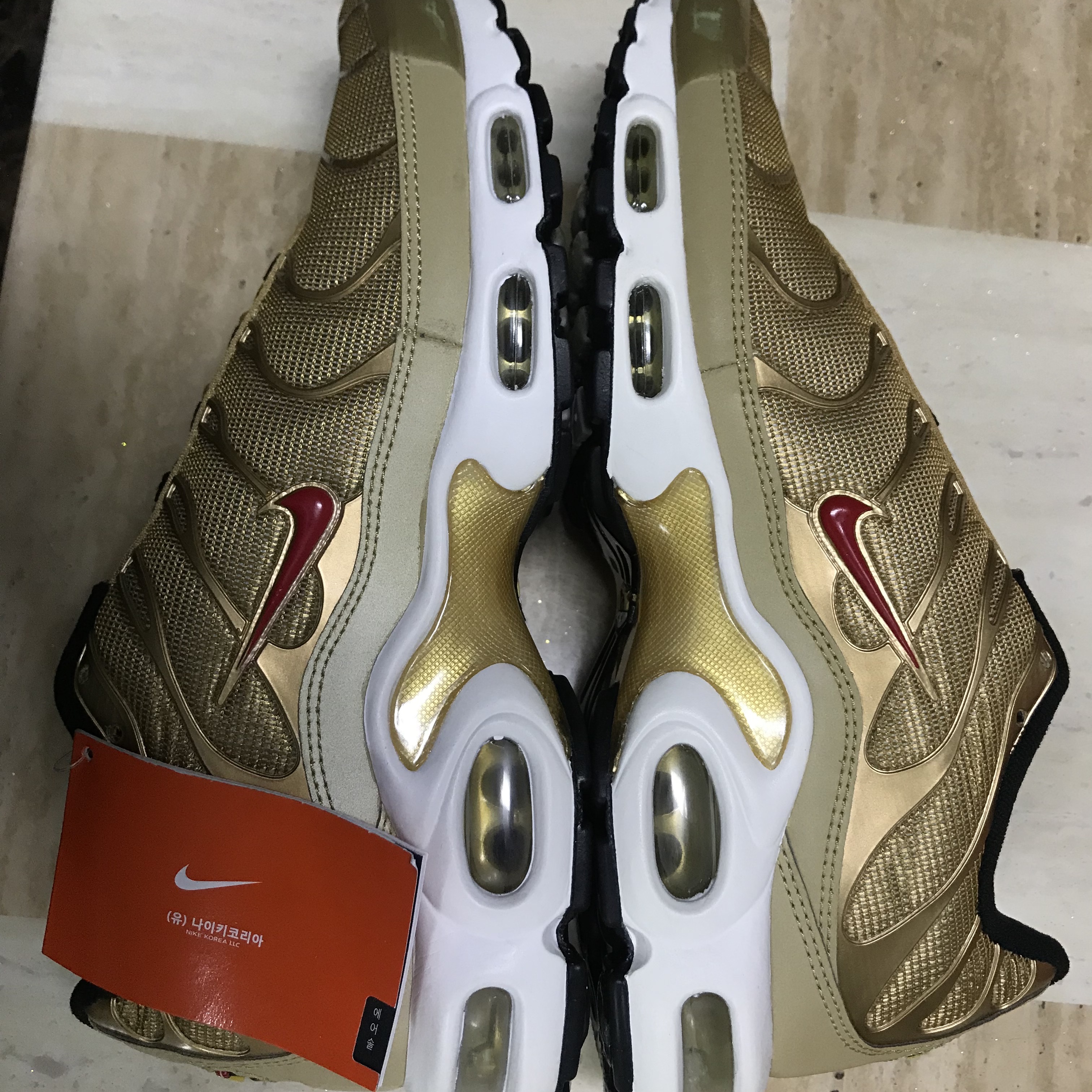 Nike Air Max Plus Metallic Gold 착용 스타일 - 3