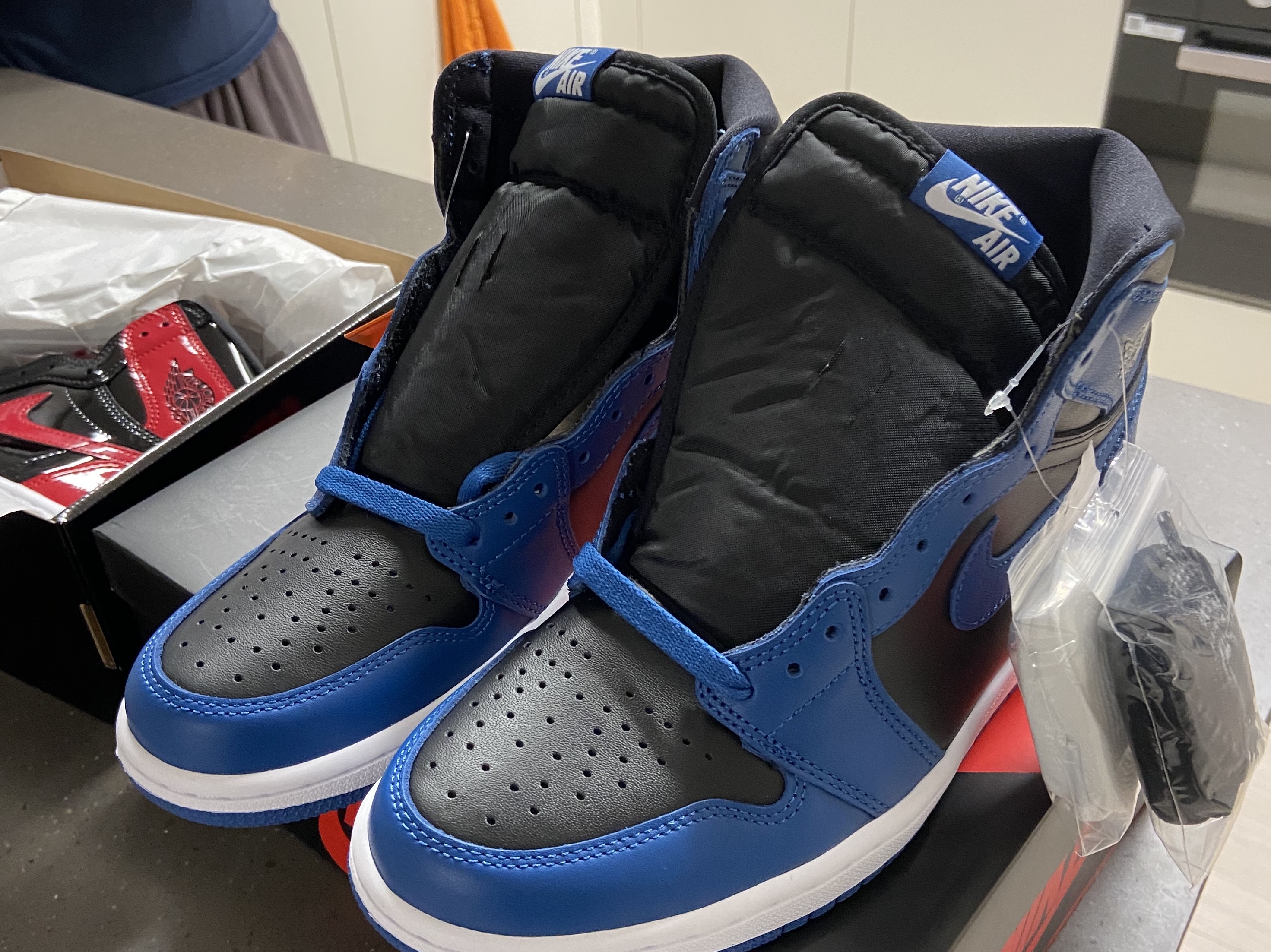 Jordan 1 Retro High OG Dark Marina Blue, Jordan 1 Retro High OG Patent Bred 착용 스타일 - 2