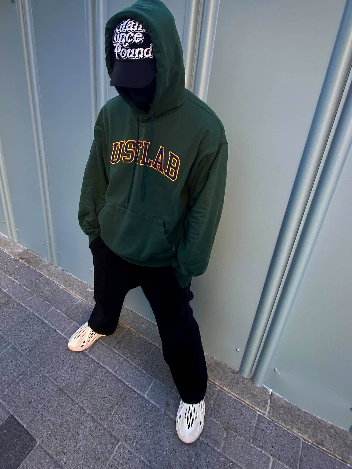 Adidas Yeezy Foam RNNR Sand 착용 스타일 - 2