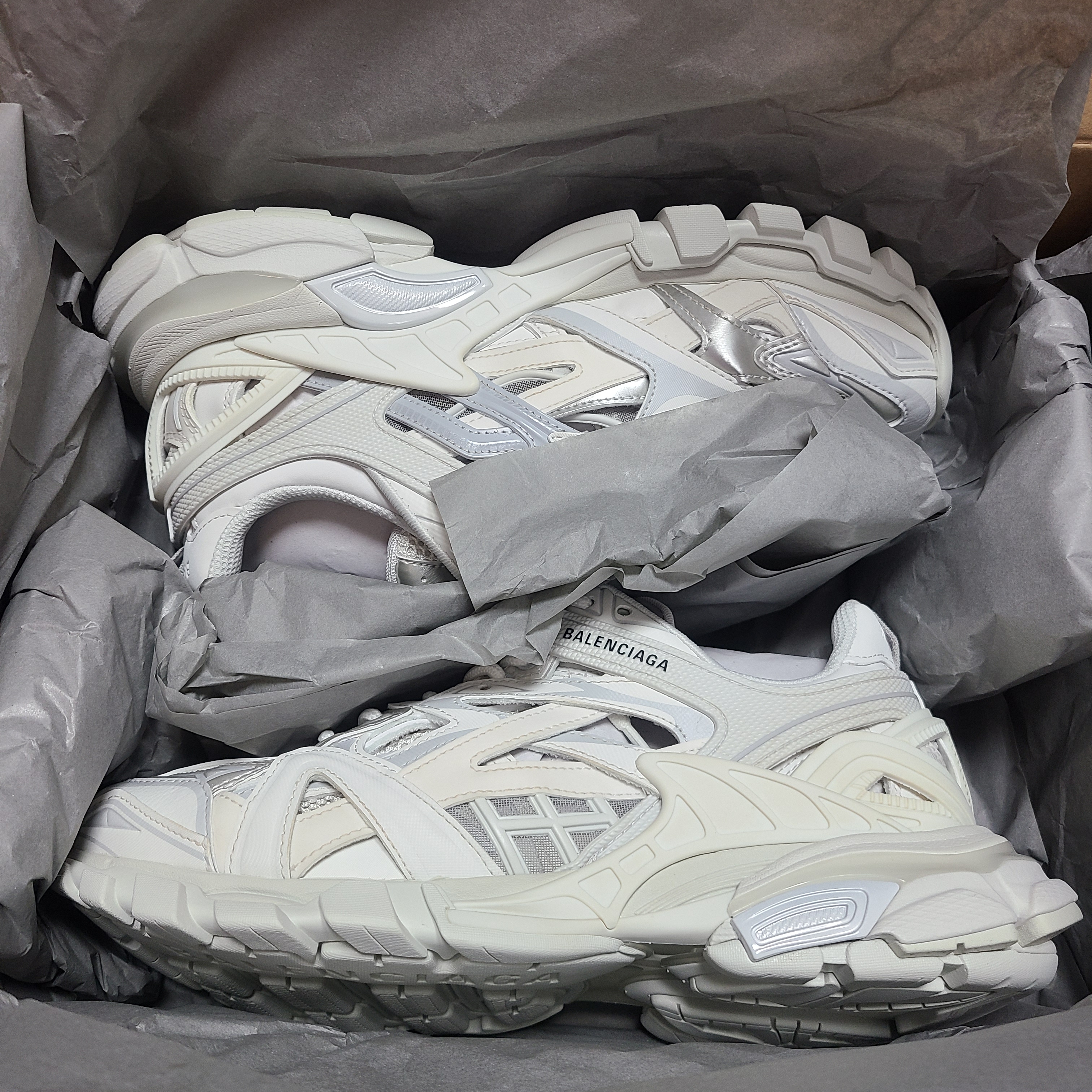 Balenciaga Track.2 Sneakers White 착용 스타일 - 3