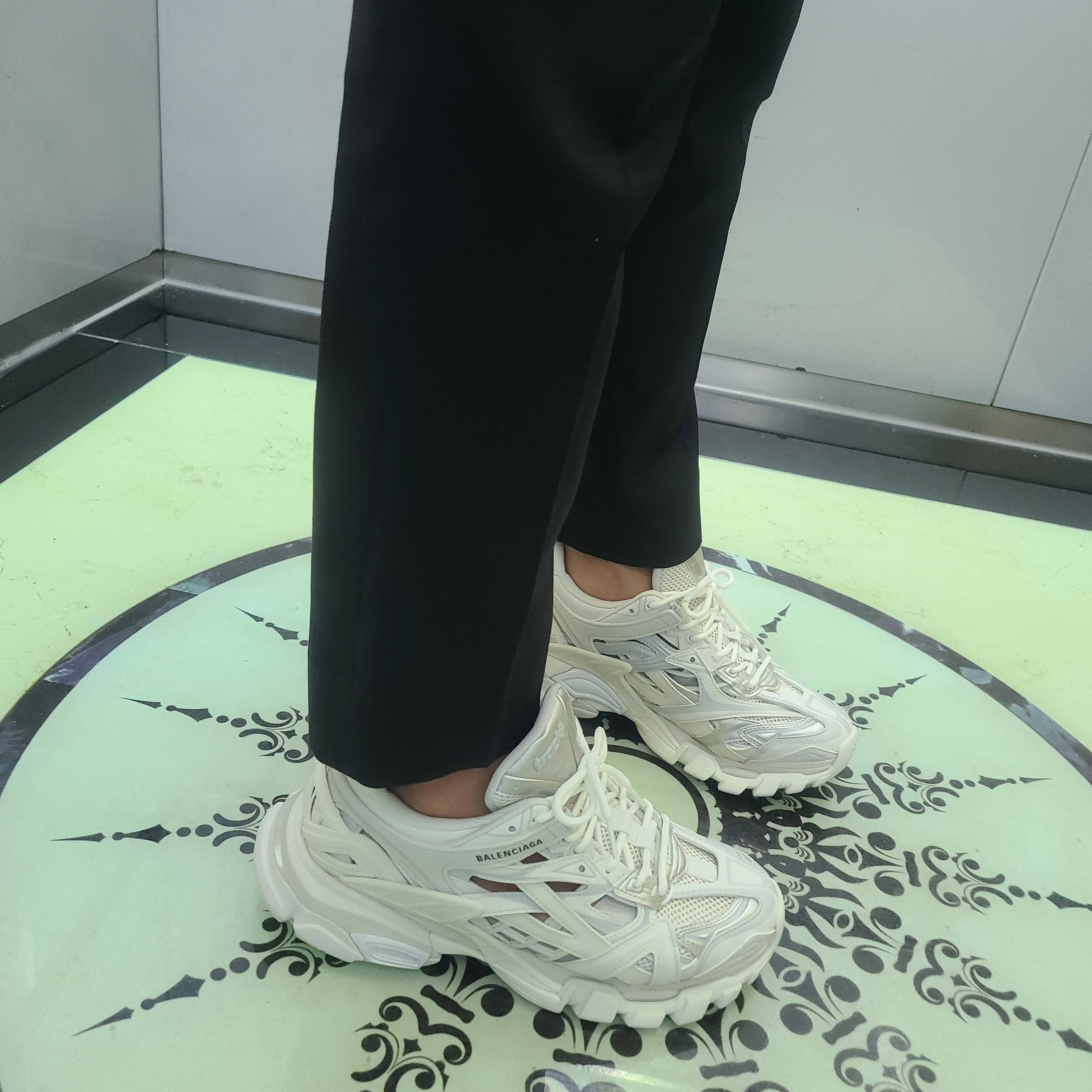 Balenciaga Track.2 Sneakers White 착용 스타일 - 1