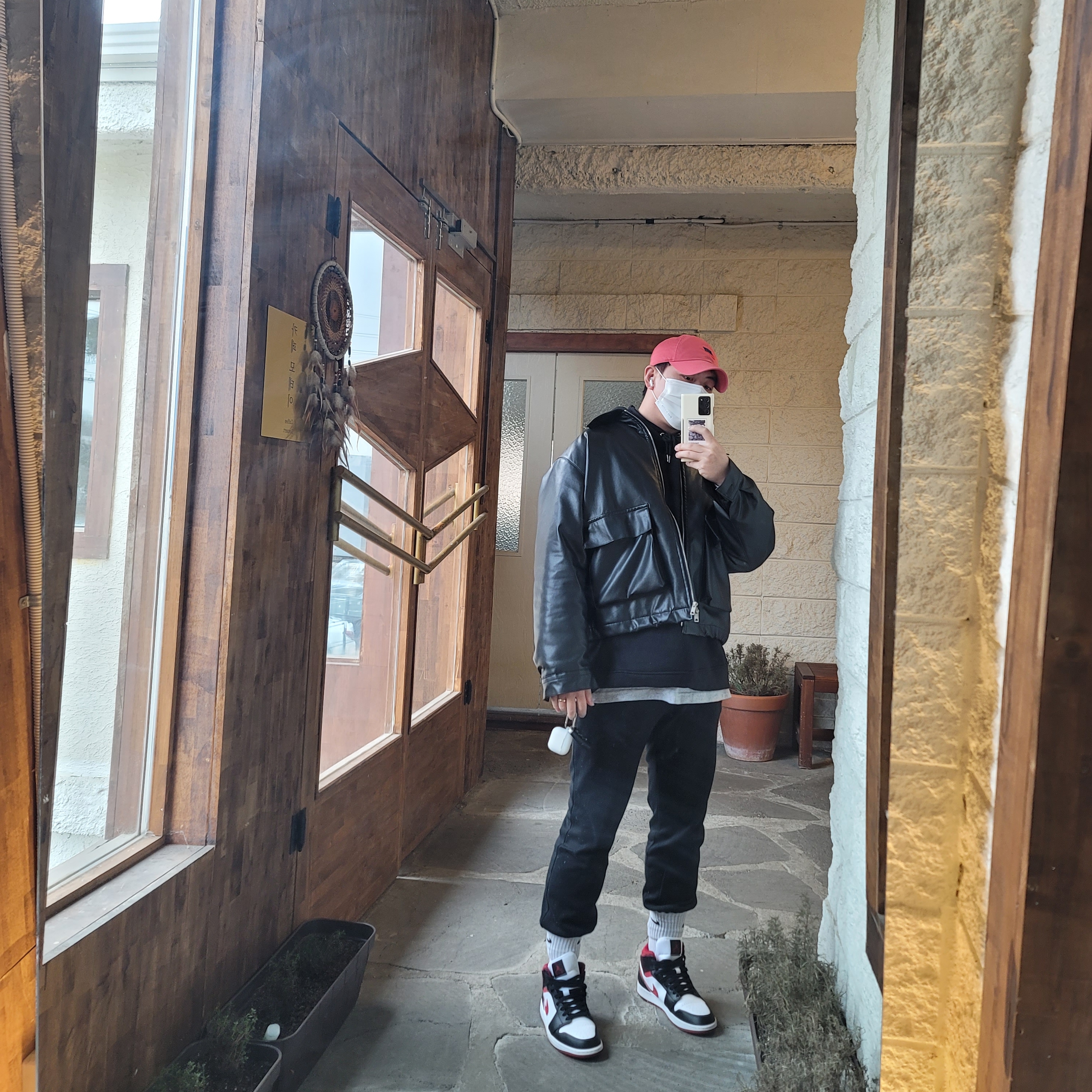 Jordan 1 Mid Gym Red Black White 착용 스타일