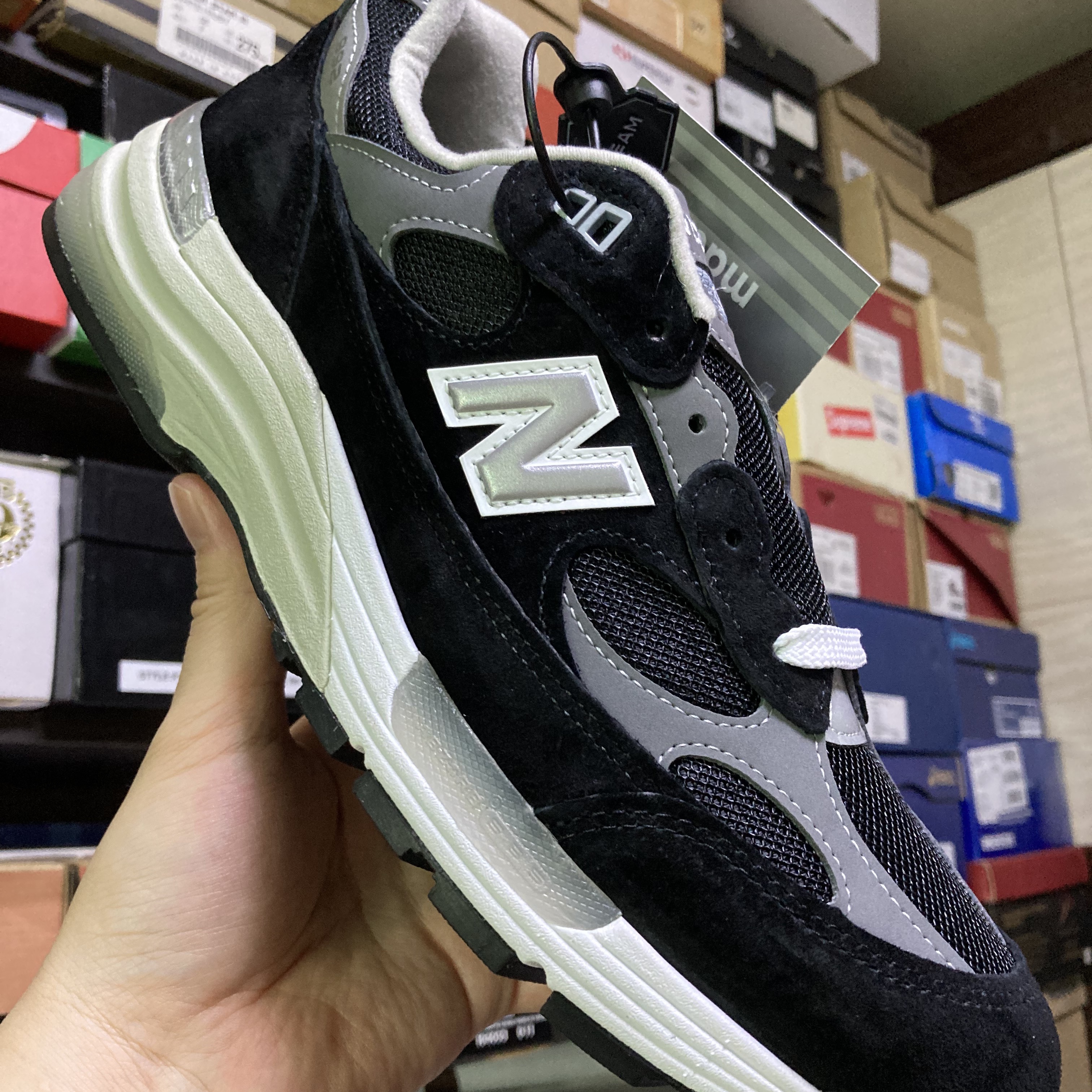 New Balance 992 Made in USA Black Grey 착용 스타일 - 1