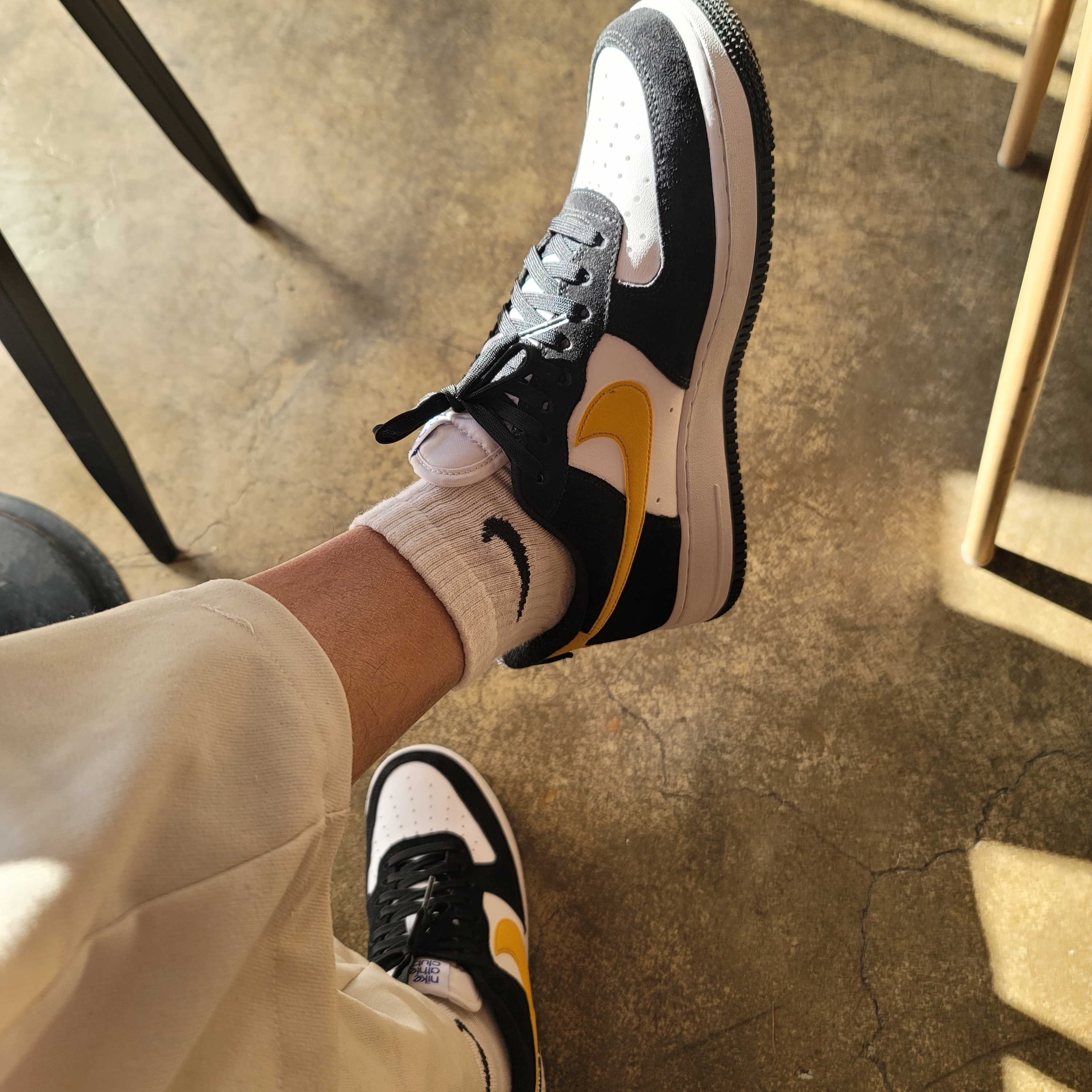 Nike Air Force 1 '07 LV8 Athletic Club Black Dark Sulfur 착용 스타일