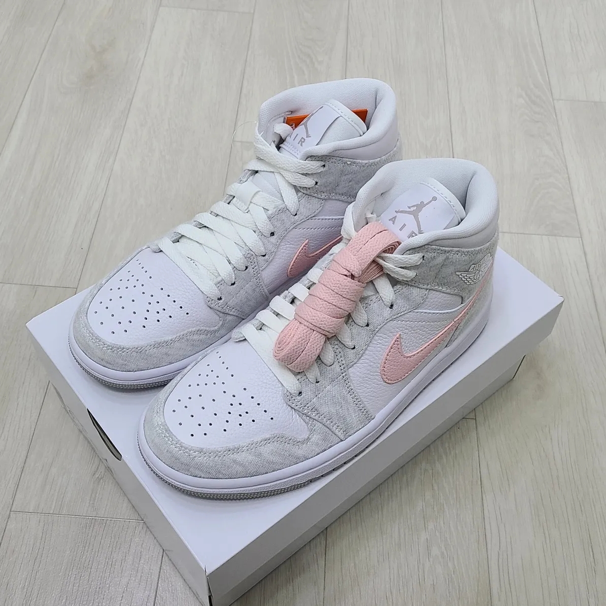 (W) Jordan 1 Mid SE Light Iron Ore 착용 스타일 - 2