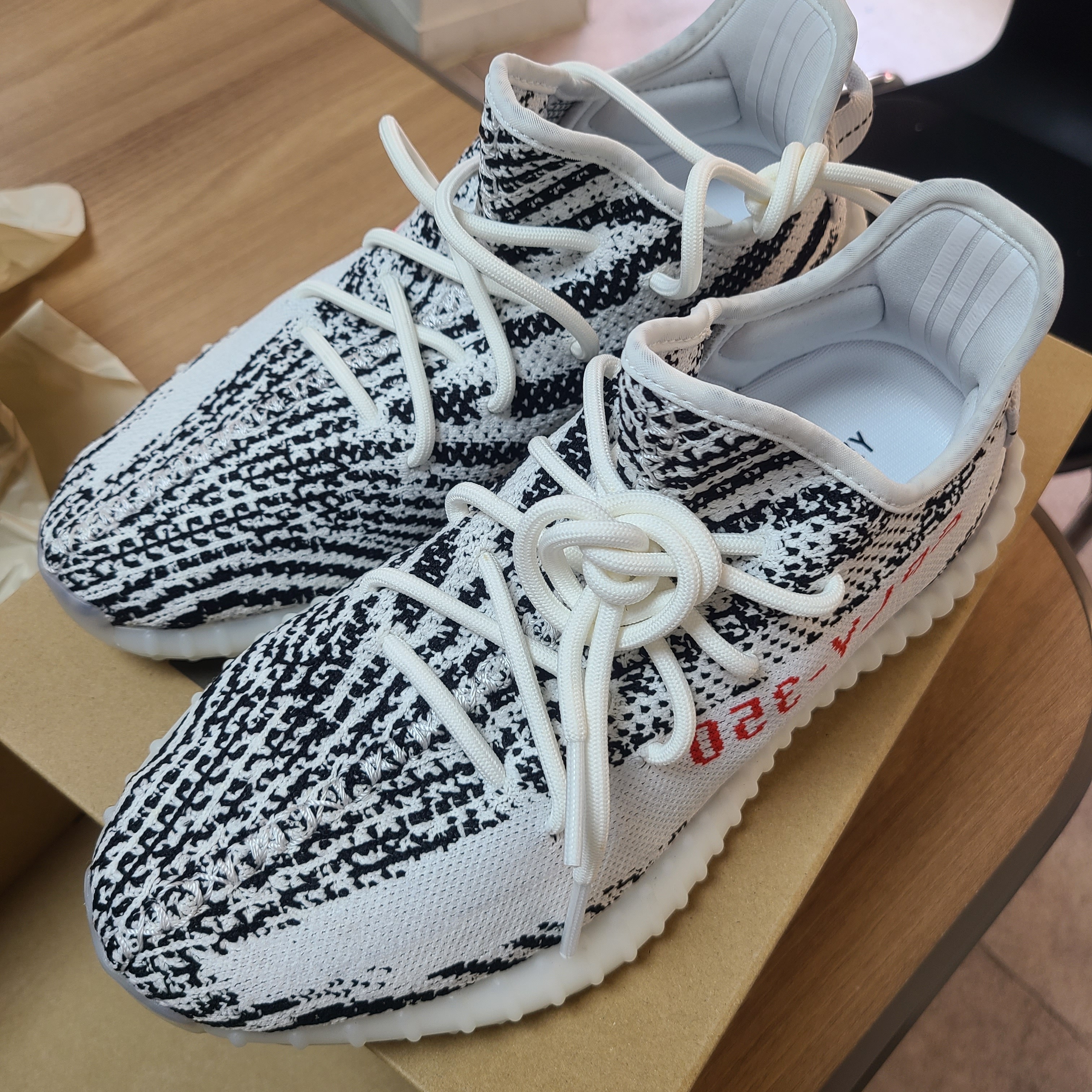 Adidas Yeezy Boost 350 V2 Zebra 2017/2019/2020 착용 스타일 - 3