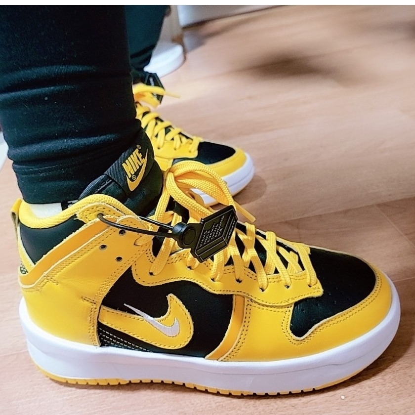 (W) Nike Dunk High Up Black and Varsity Maize 착용 스타일 - 3