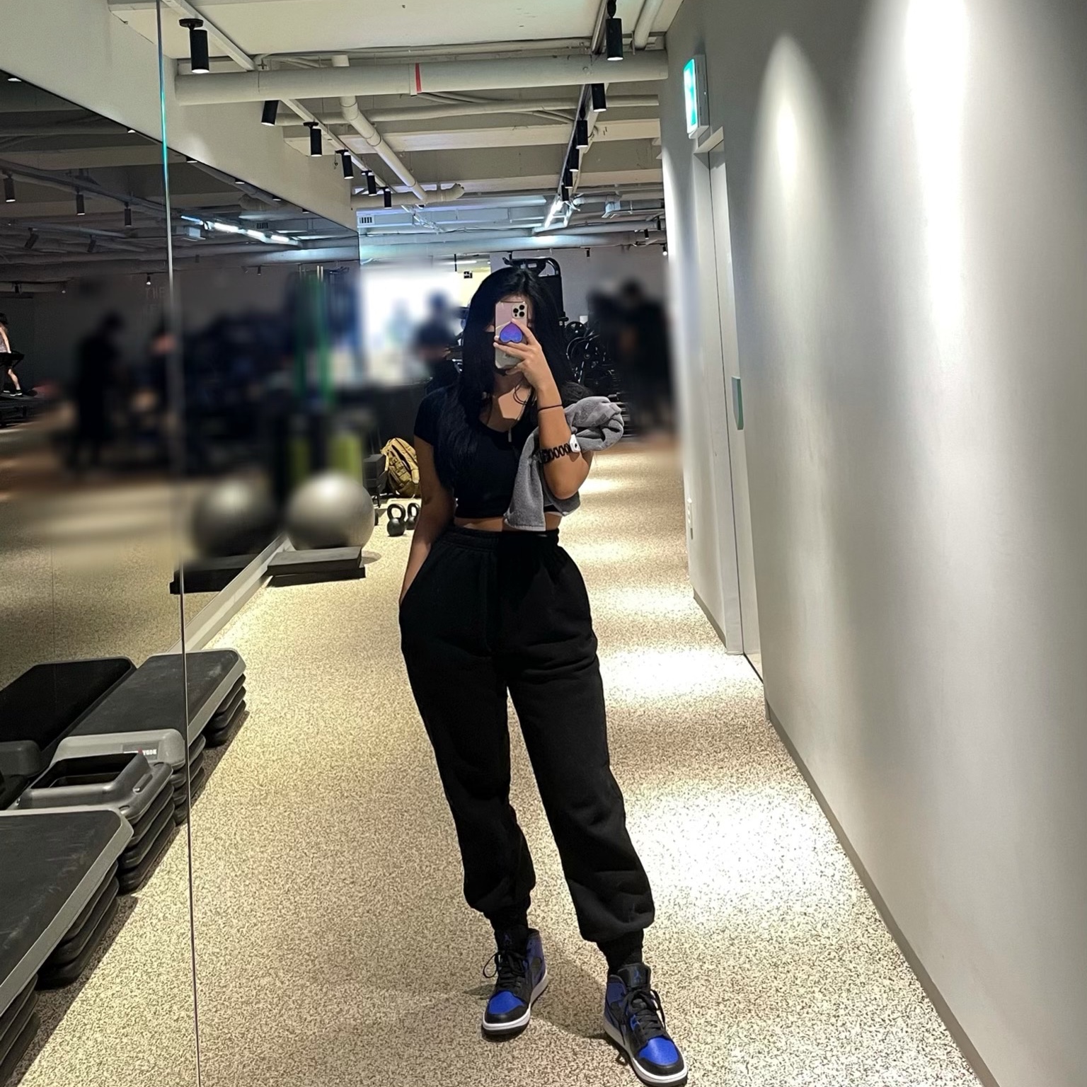 Jordan 1 Mid Black Hyper Royal 착용 스타일 - 1