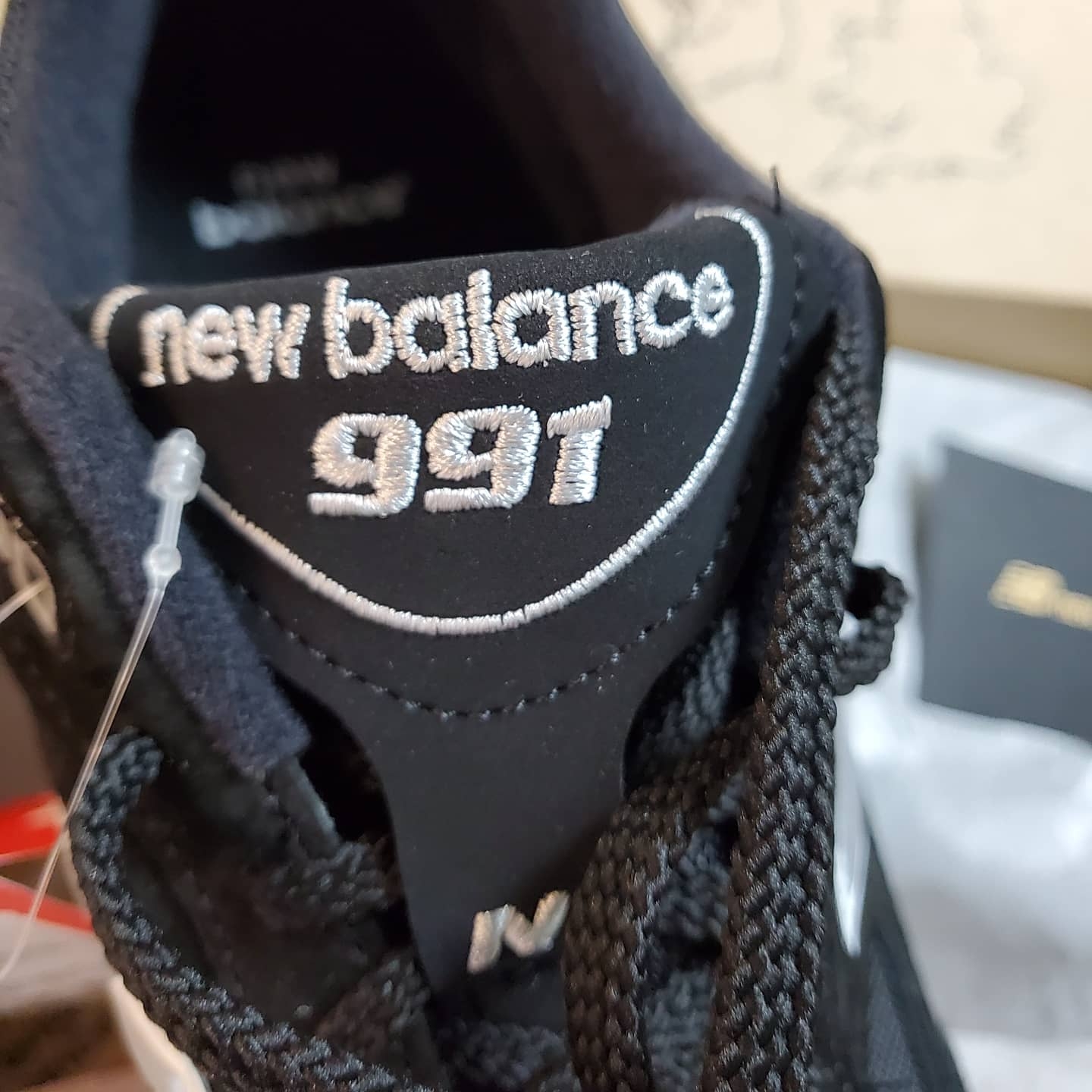 New Balance 991 Made in UK Black Silver 착용 스타일 - 1