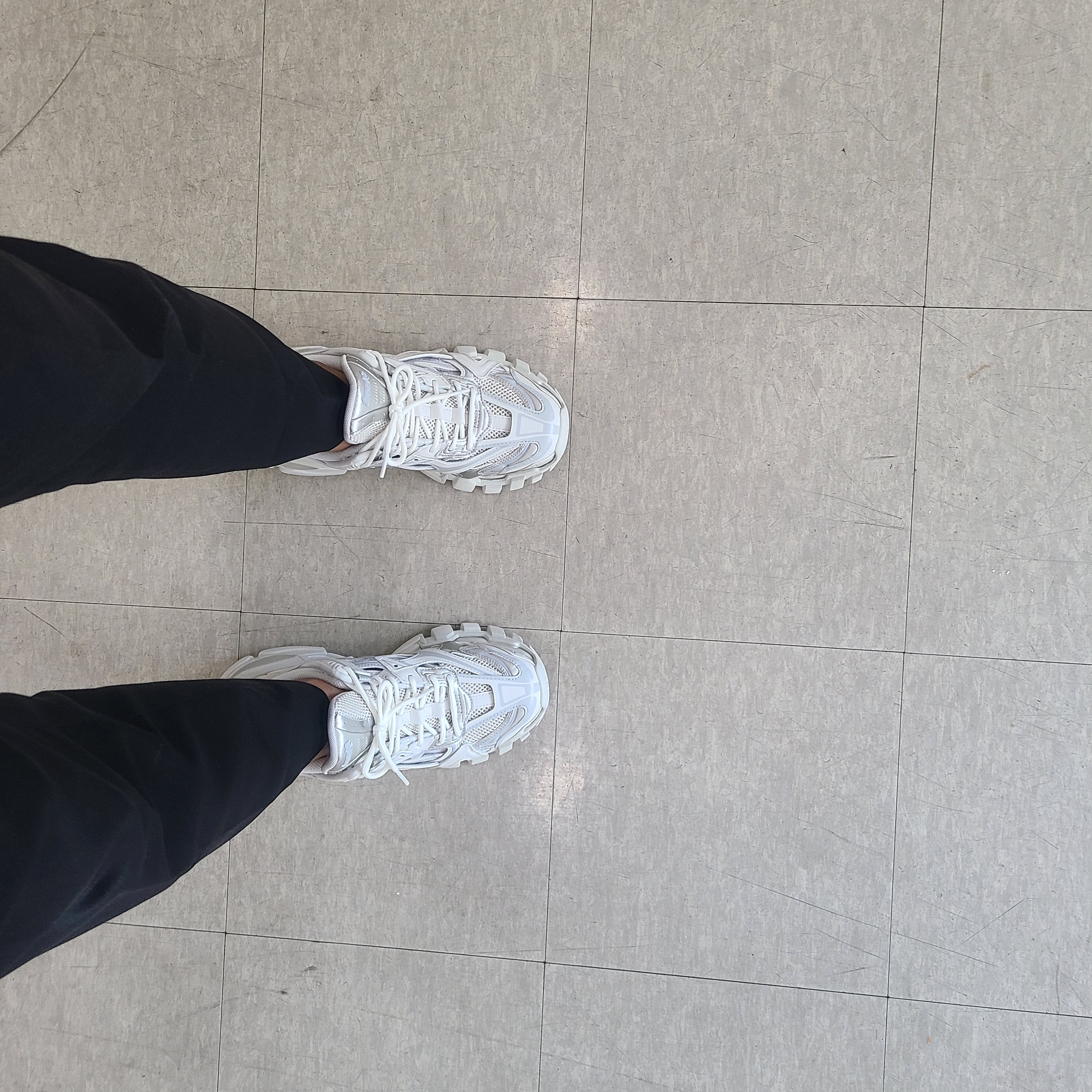 Balenciaga Track.2 Sneakers White 착용 스타일 - 2