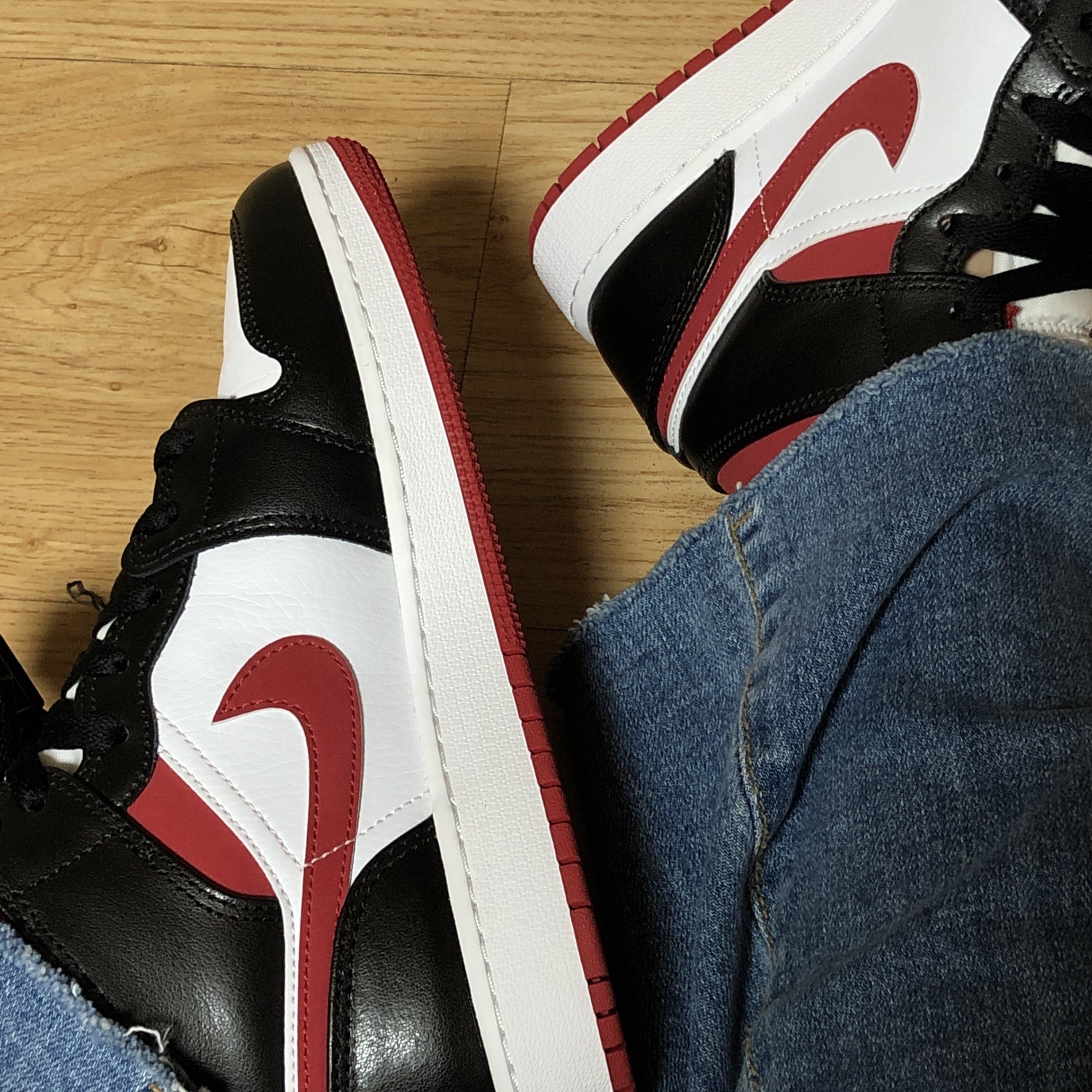 Jordan 1 Mid Gym Red Black White 착용 스타일 - 2