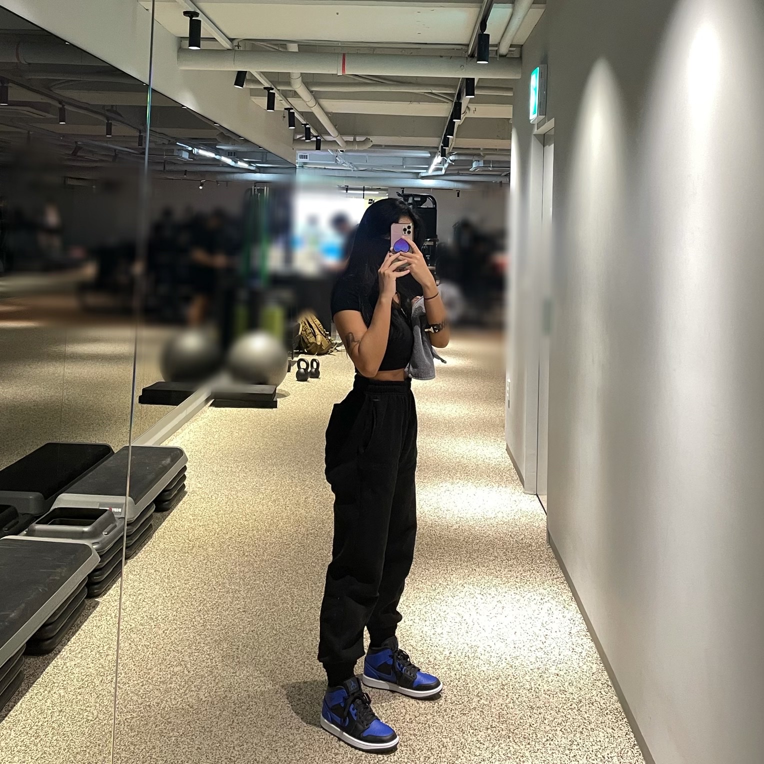 Jordan 1 Mid Black Hyper Royal 착용 스타일 - 2