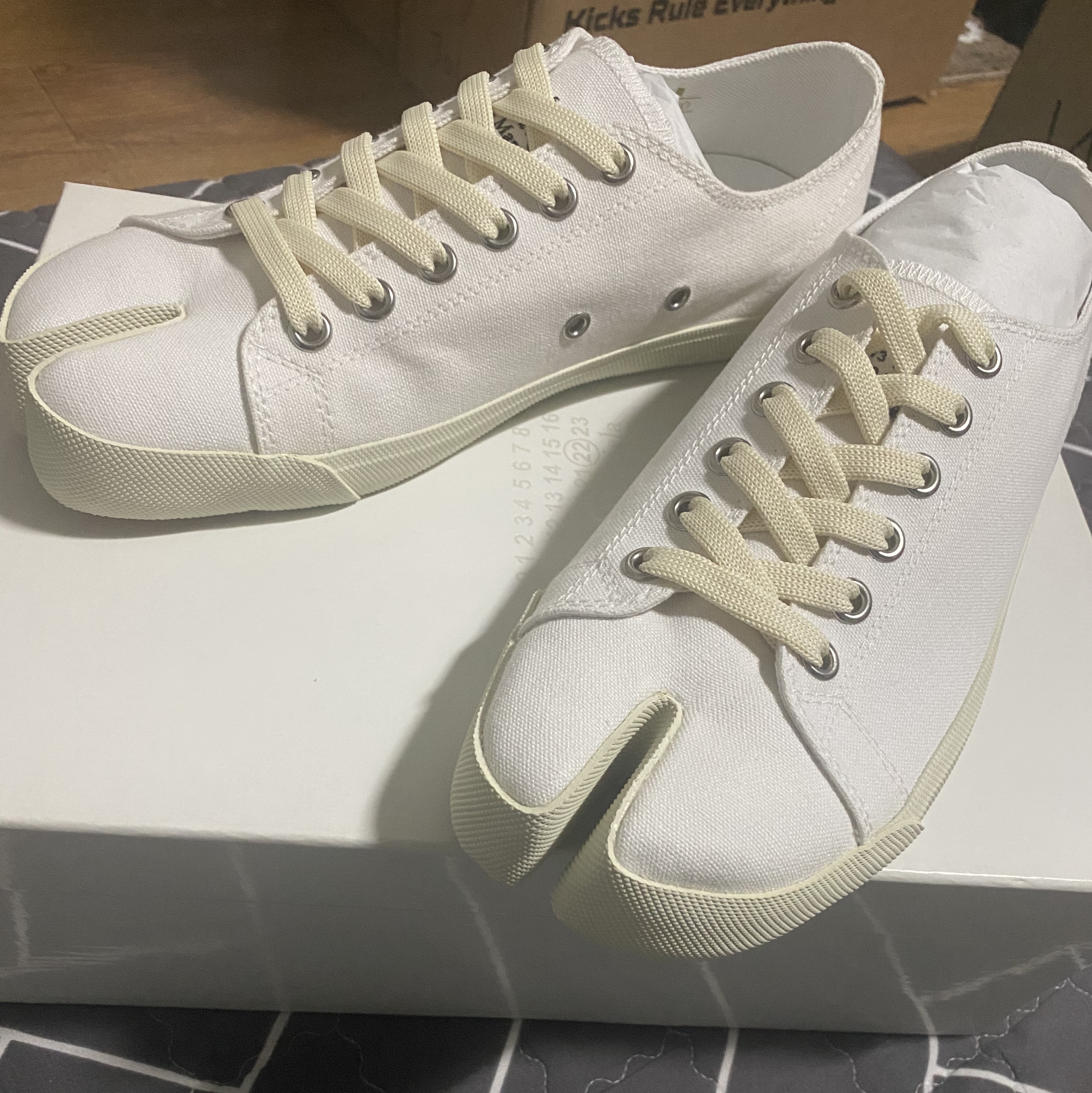 Maison Margiela Tabi Low White 착용 스타일