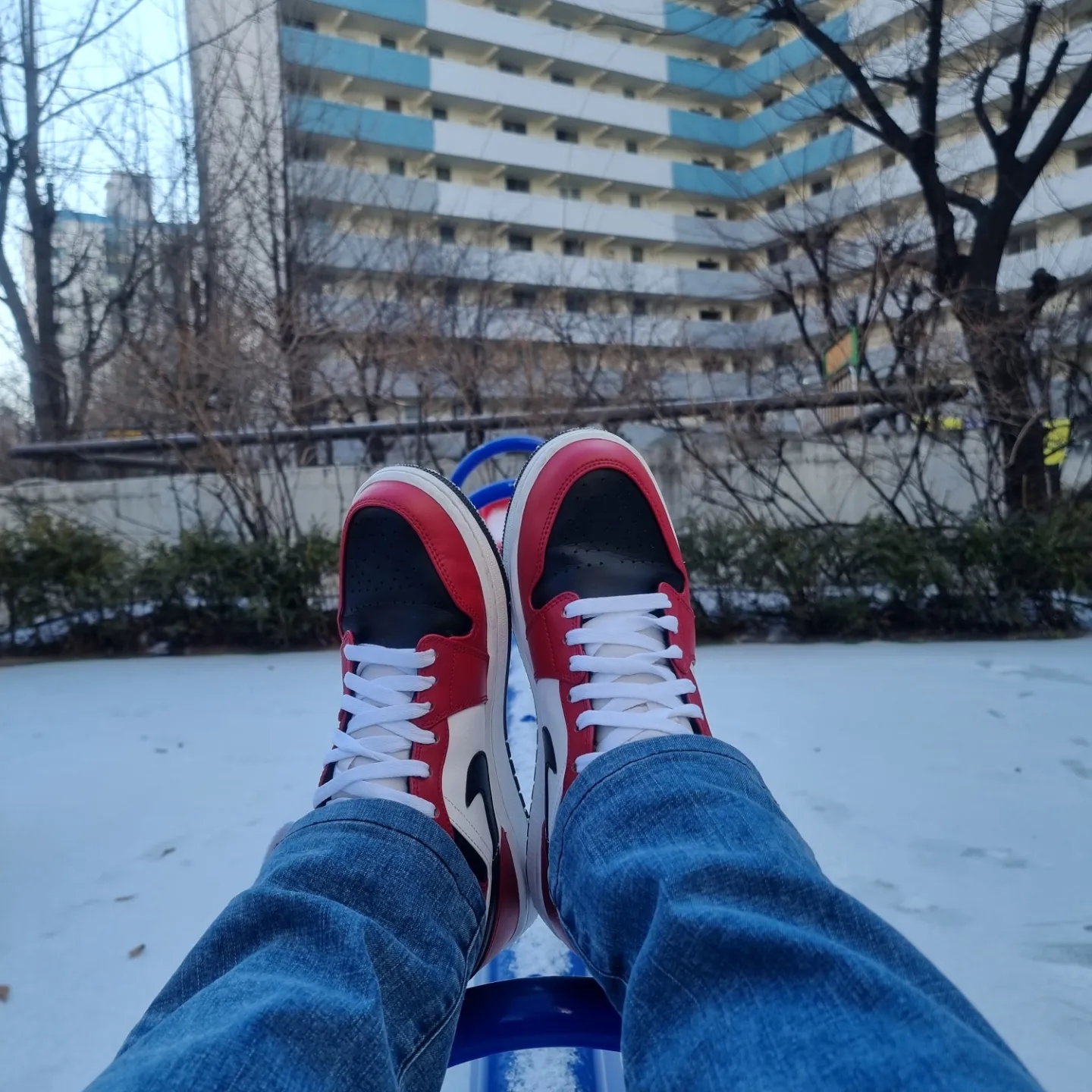 Jordan 1 Mid Chicago Black Toe 착용 스타일 - 3