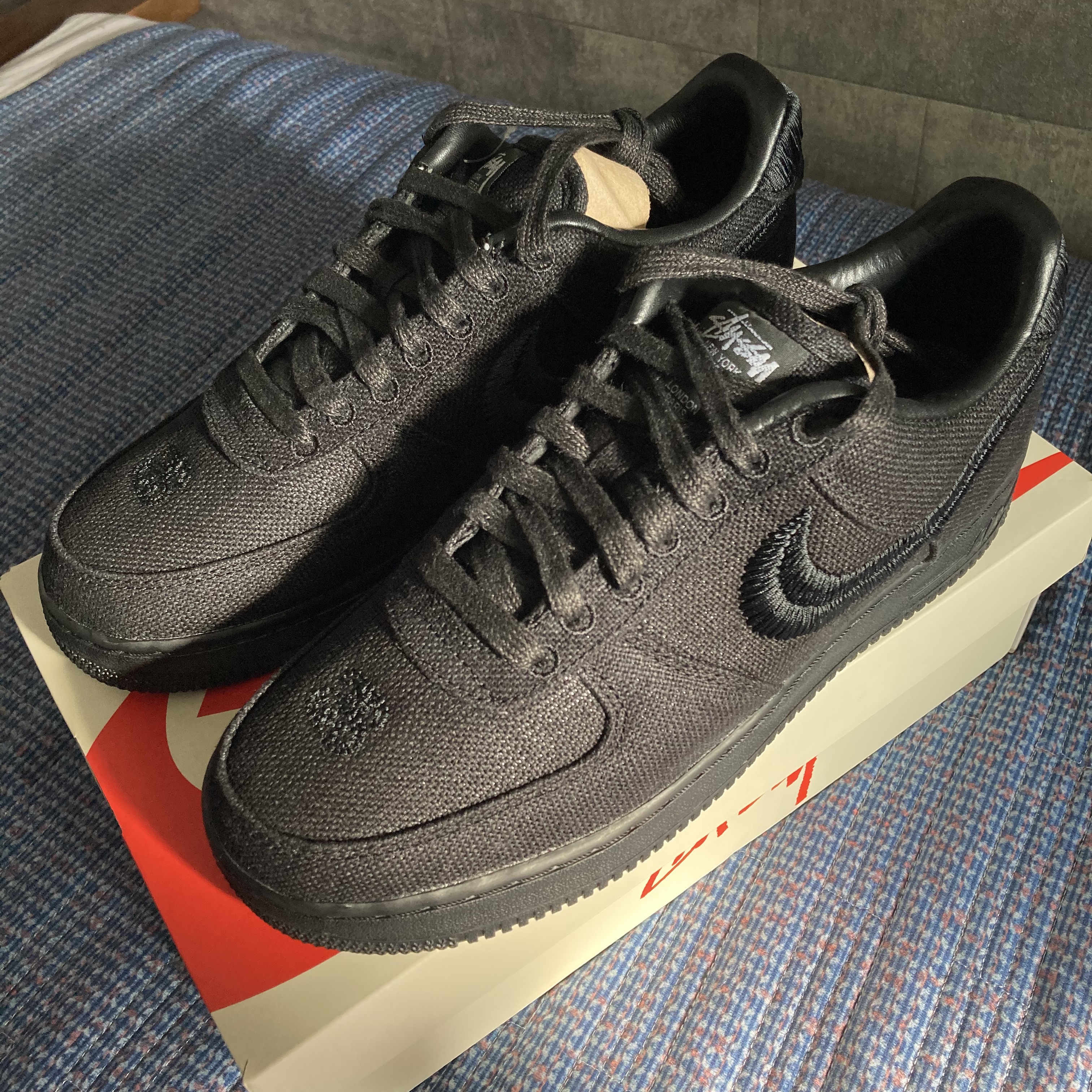 Nike x Stussy Air Force 1 Low Triple Black 착용 스타일 - 2
