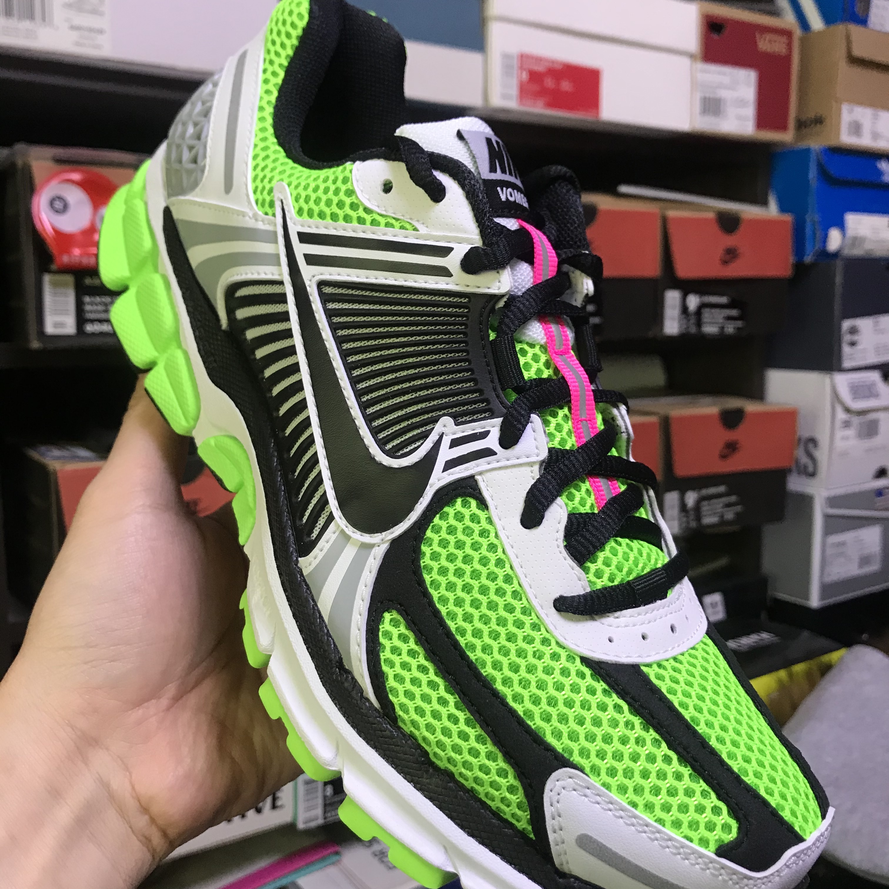 Nike Zoom Vomero 5 Electric Green Black 착용 스타일 - 1