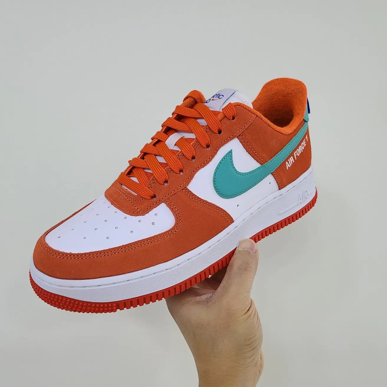 Nike Air Force 1 '07 LV8 Athletic Club Rush Orange Washed Teal 착용 스타일 - 1