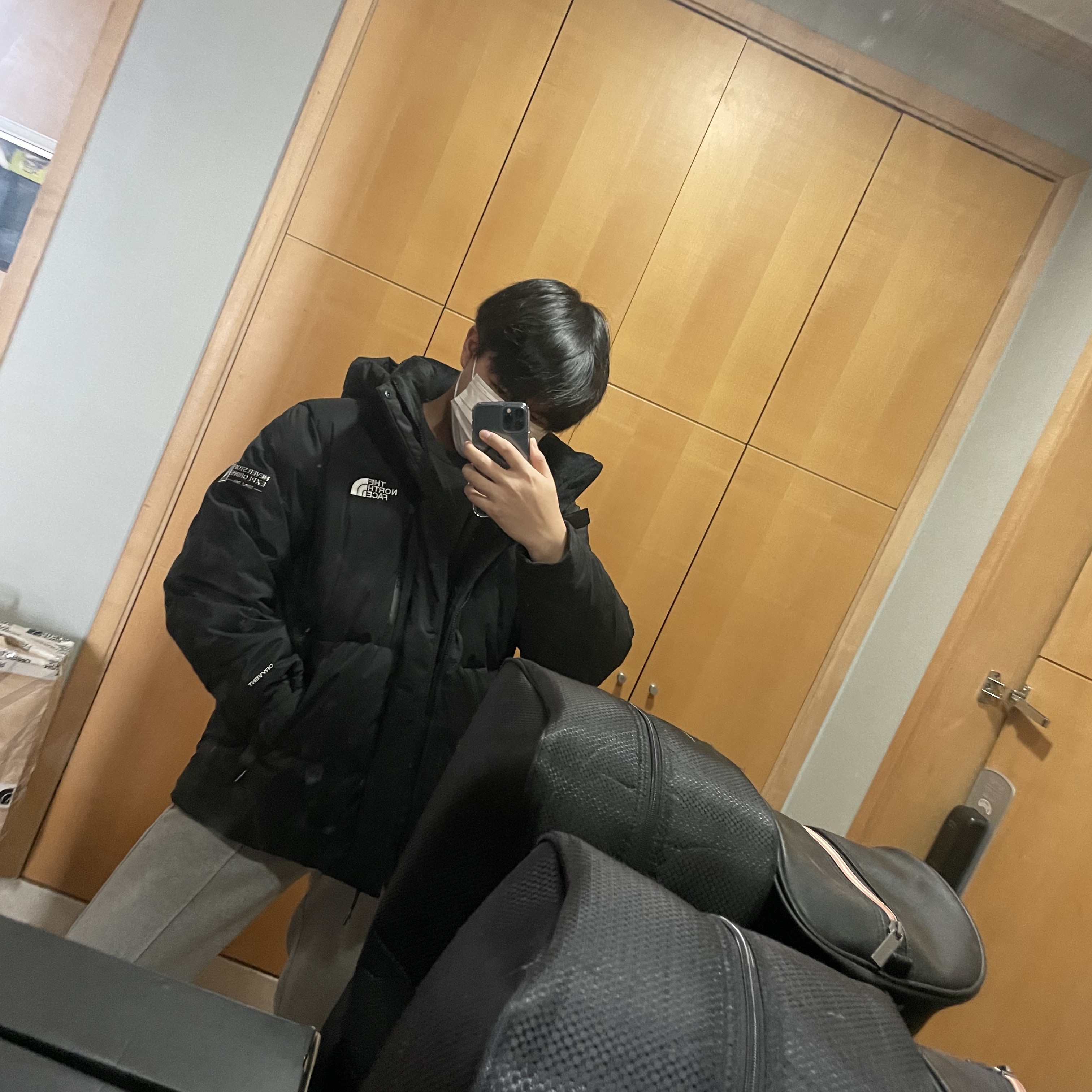 Jordan 1 Low Black Particle Grey 착용 스타일 - 1