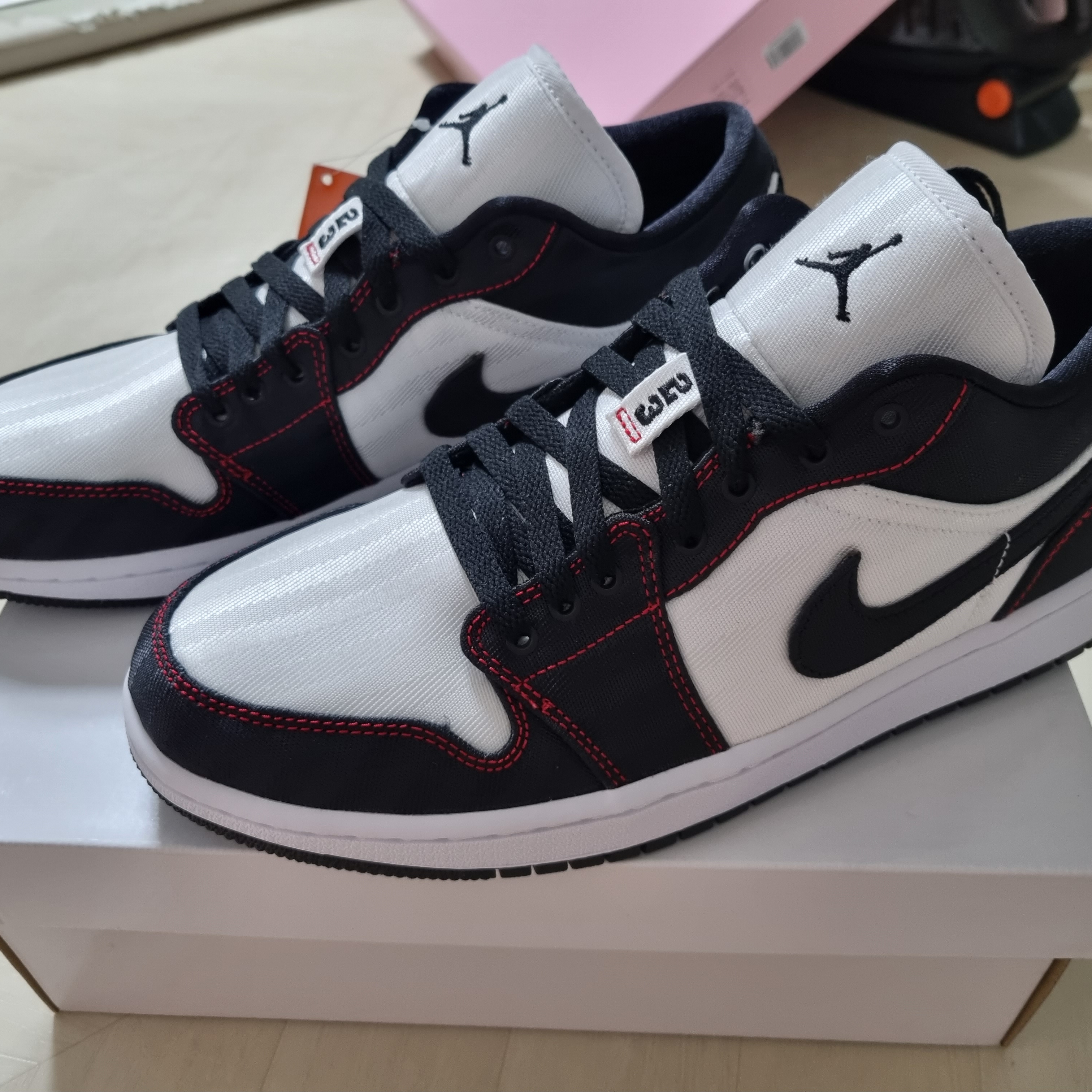 (W) Jordan 1 Low SE Utility White Gym Red Black 착용 스타일