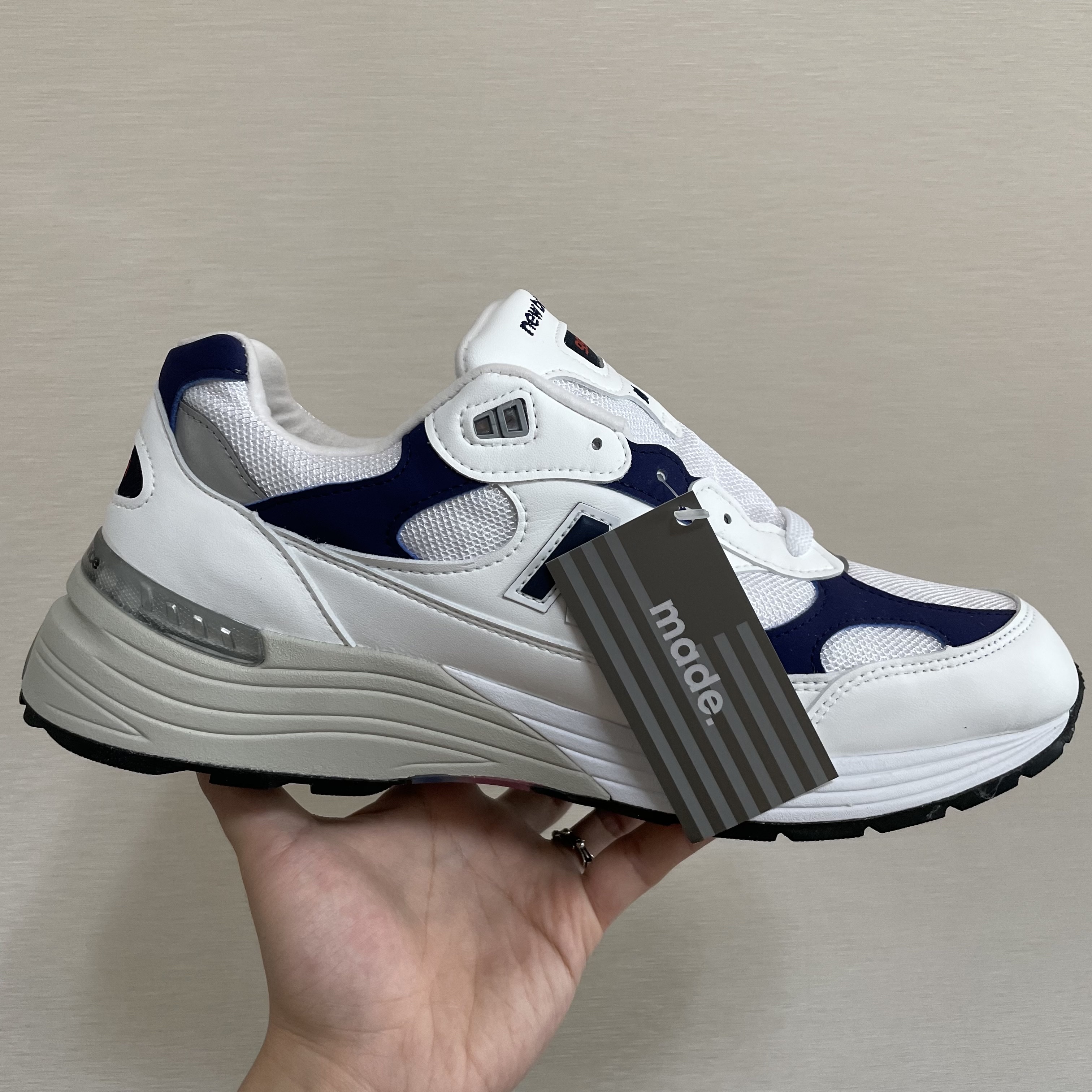 New Balance 992 Made in USA White Navy 착용 스타일 - 2