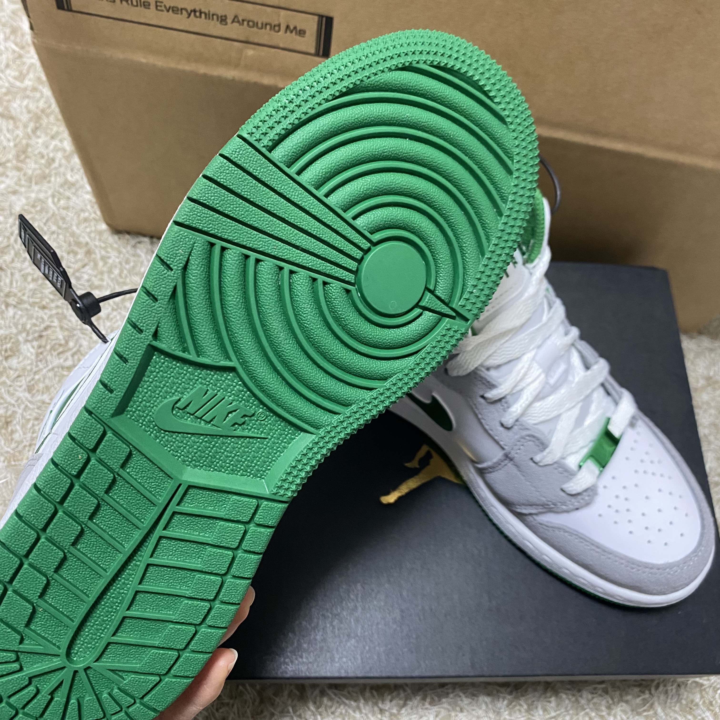 (GS) Jordan 1 Mid SE Pine Green Light Smoke Grey 착용 스타일 - 3