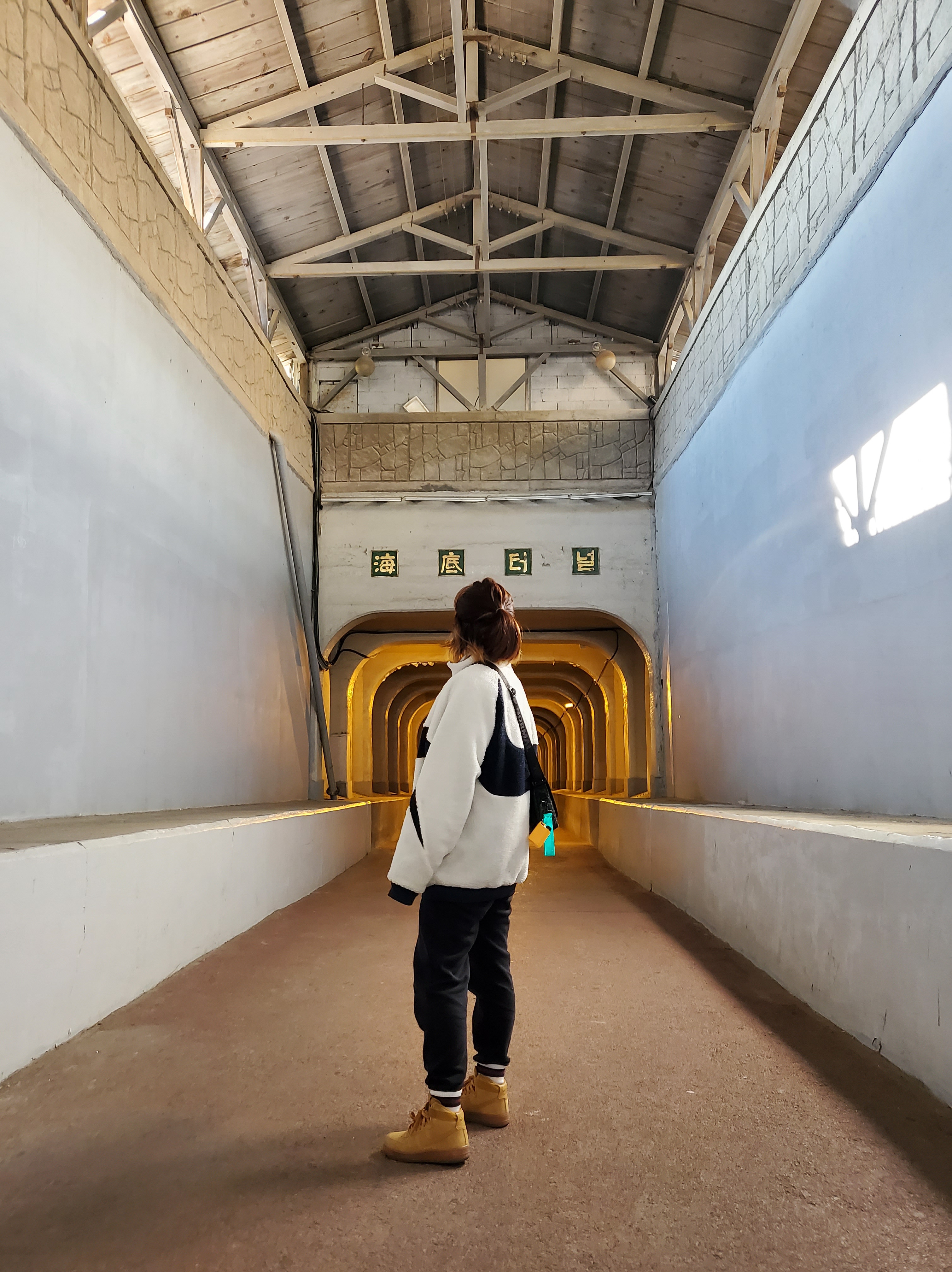 Nike Big Swoosh Full Zip Jacket White Navy, IAB Studio Half Zip Pullover Light Gray 착용 스타일