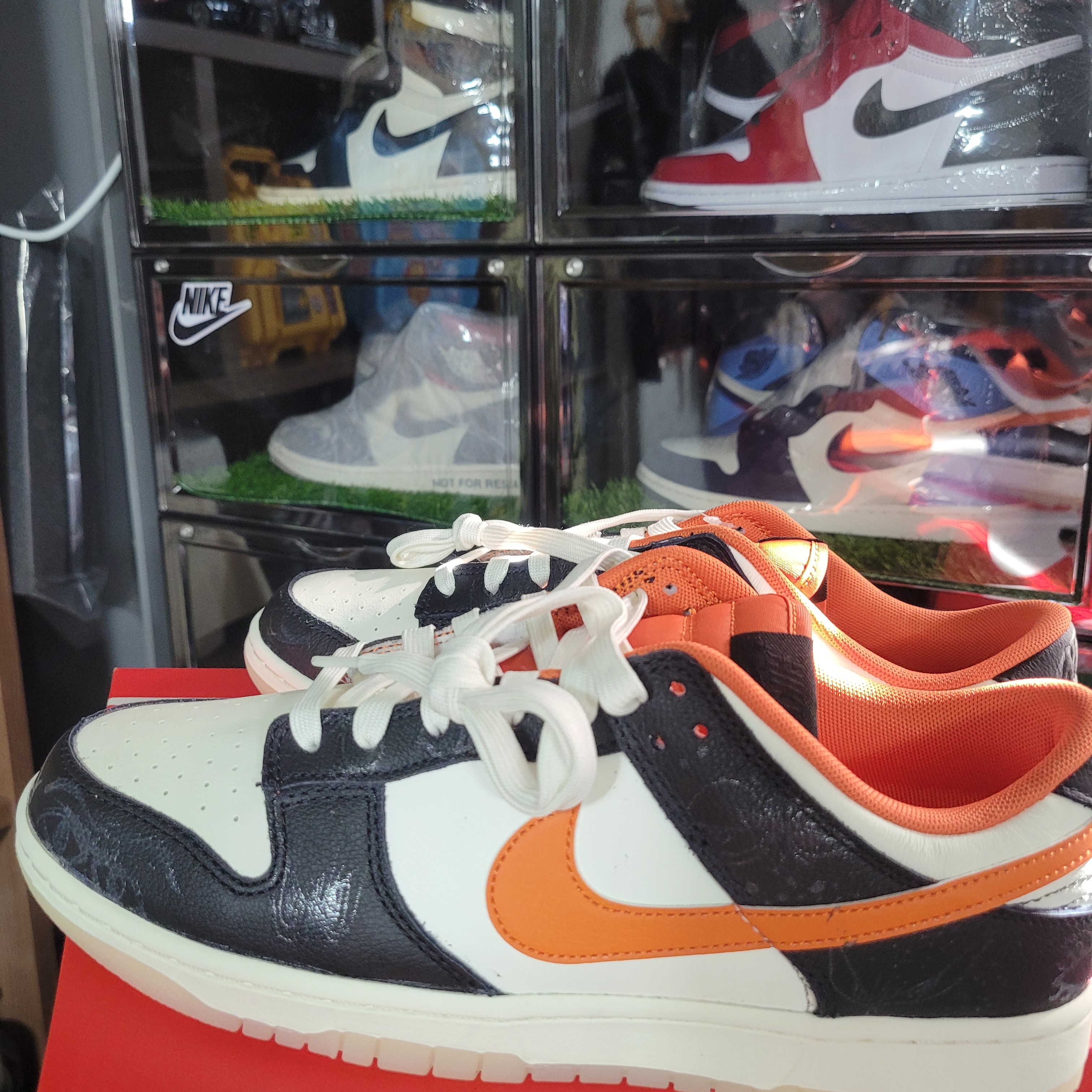 Jordan 1 Retro High OG Black Mocha, (W) Jordan 1 Retro High Satin Red 착용 스타일