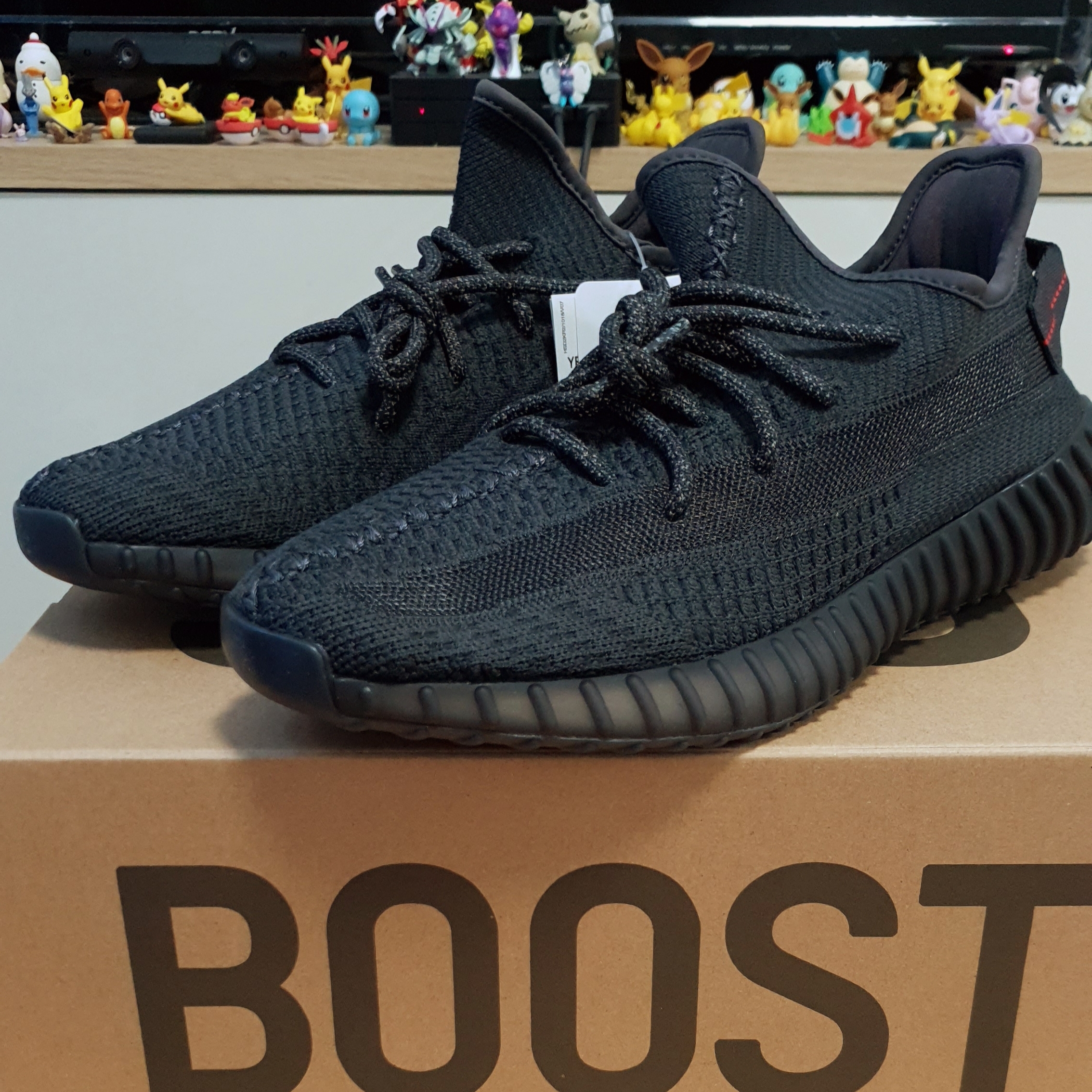 Adidas Yeezy Boost 350 V2 Black - Non-Reflective 착용 스타일 - 1