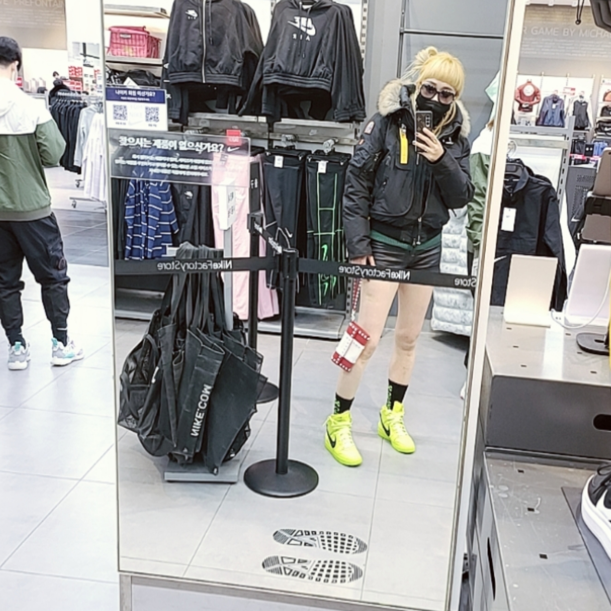 Nike x Ambush Dunk High Flash Lime 착용 스타일 - 4