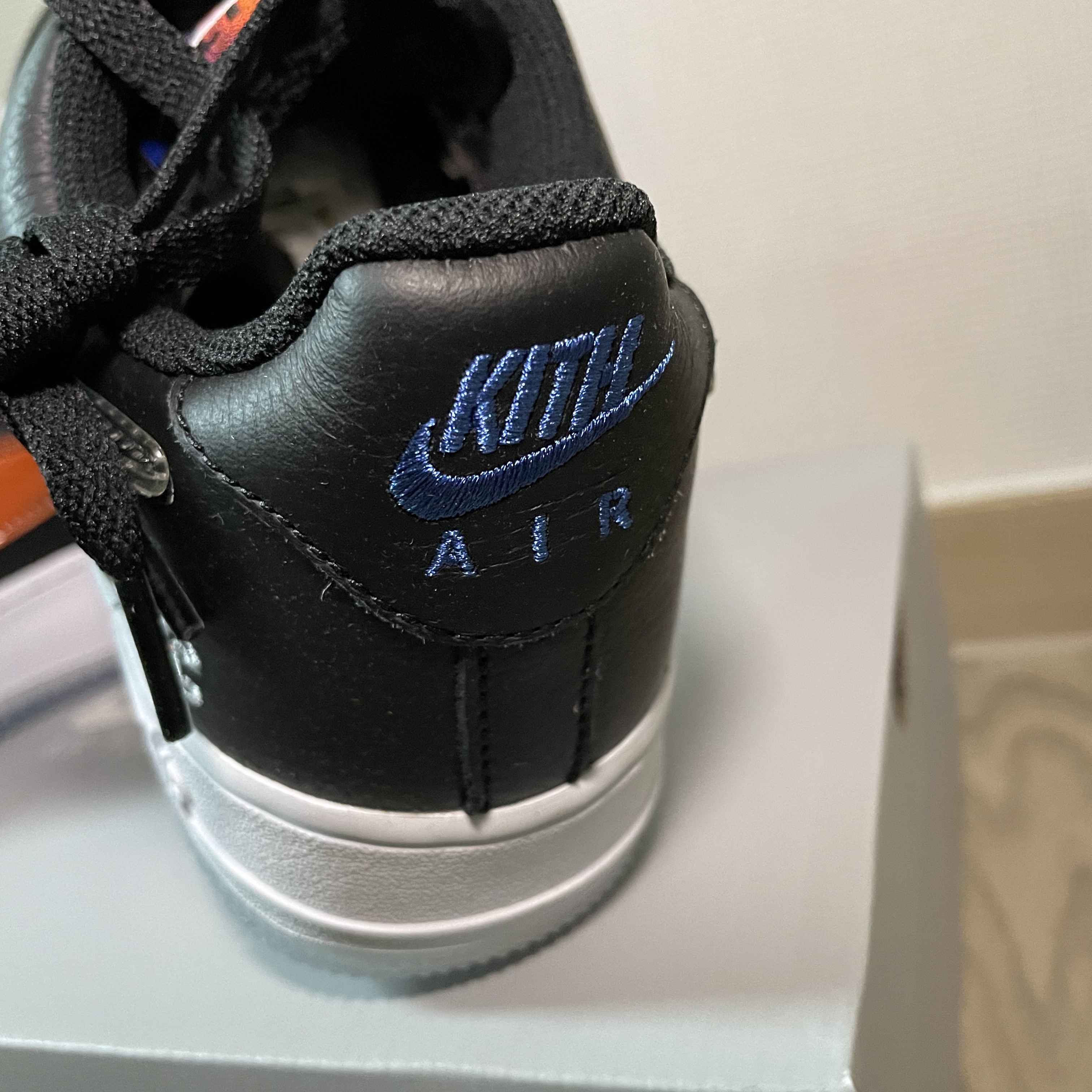 Nike x Kith Air Force 1 Low NYC Black 착용 스타일 - 3