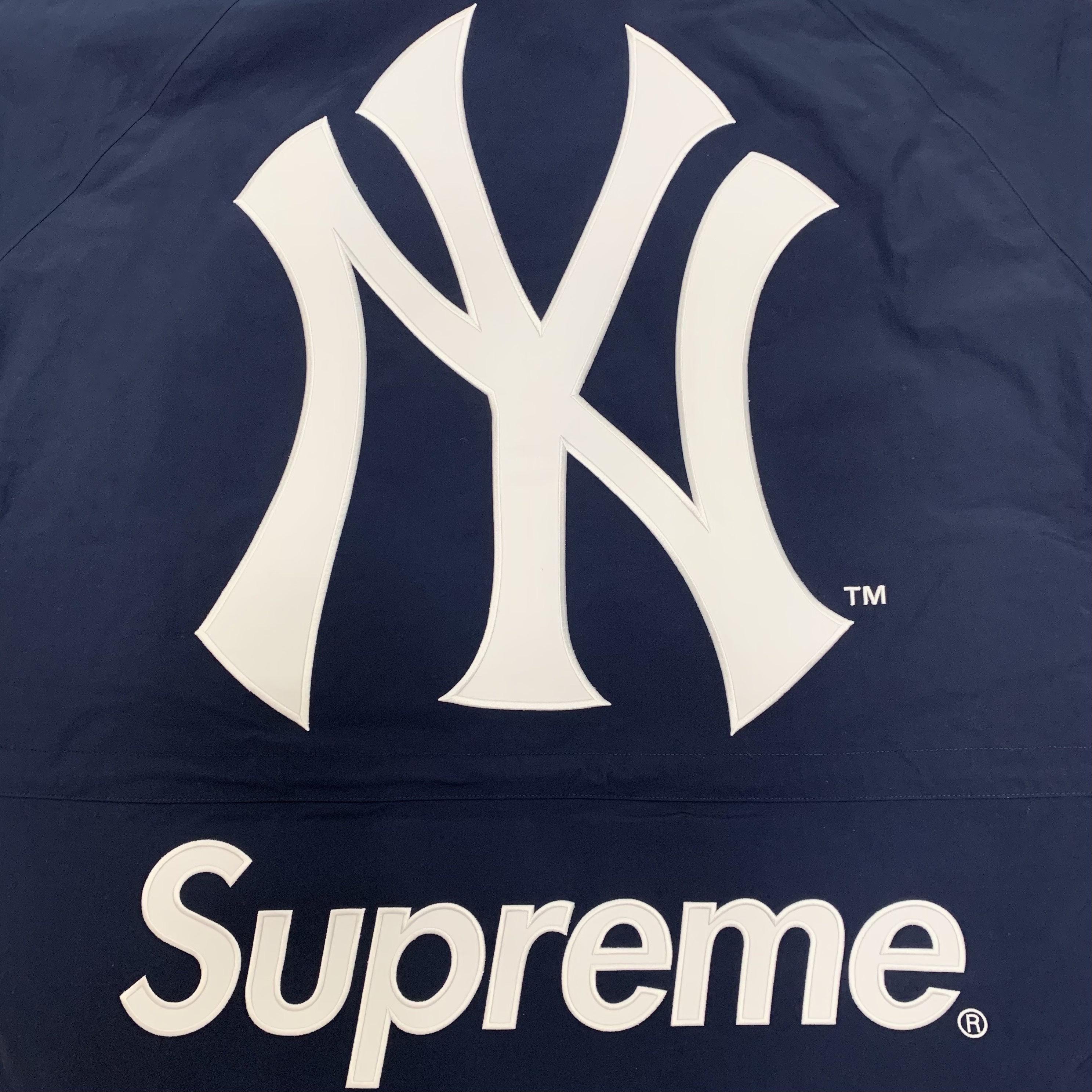 Supreme x New York Yankees Gore-Tex 700-Fill Down Jacket Navy - 21FW 착용 스타일 - 1