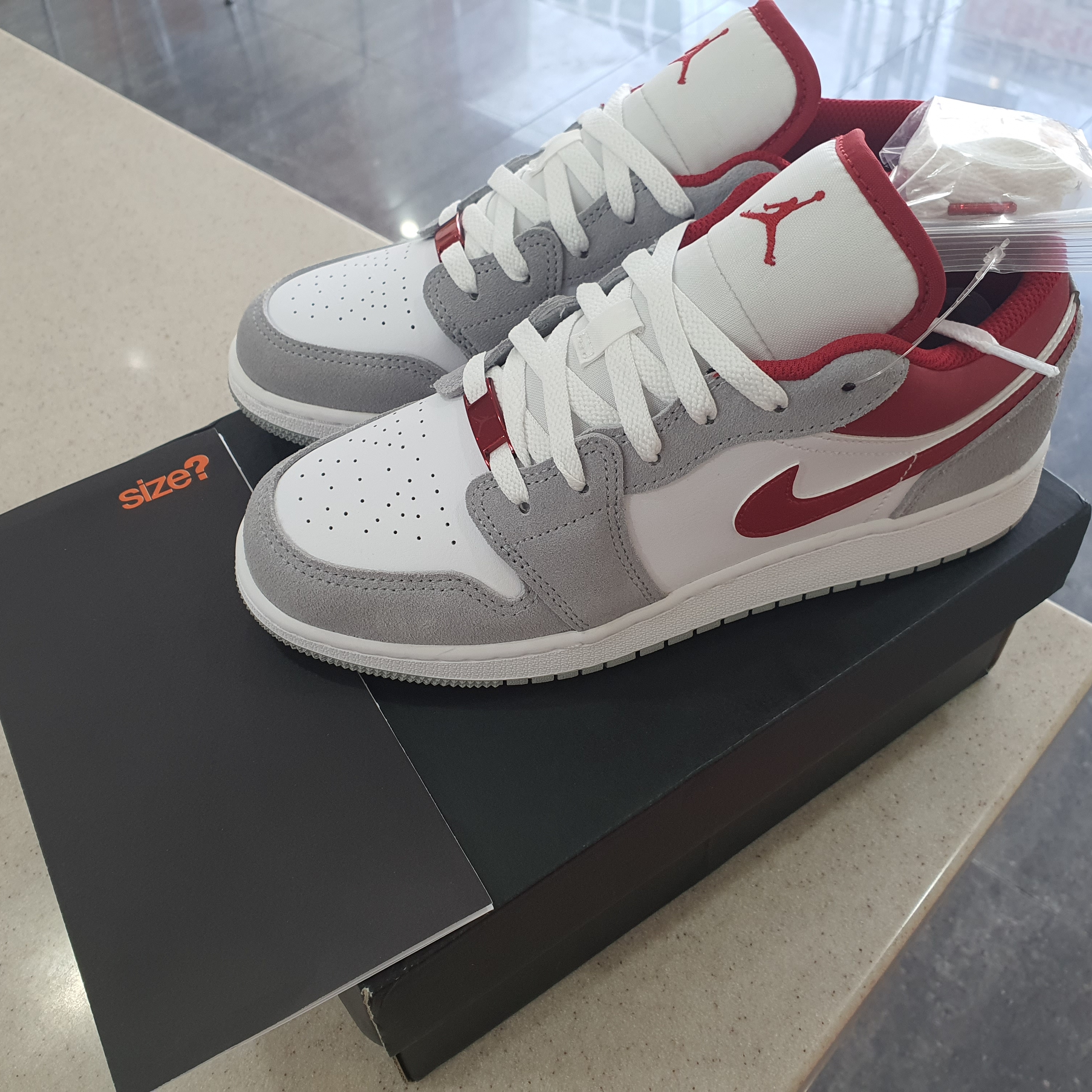 (GS) Jordan 1 Low SE Light Smoke Grey Gym Red 착용 스타일