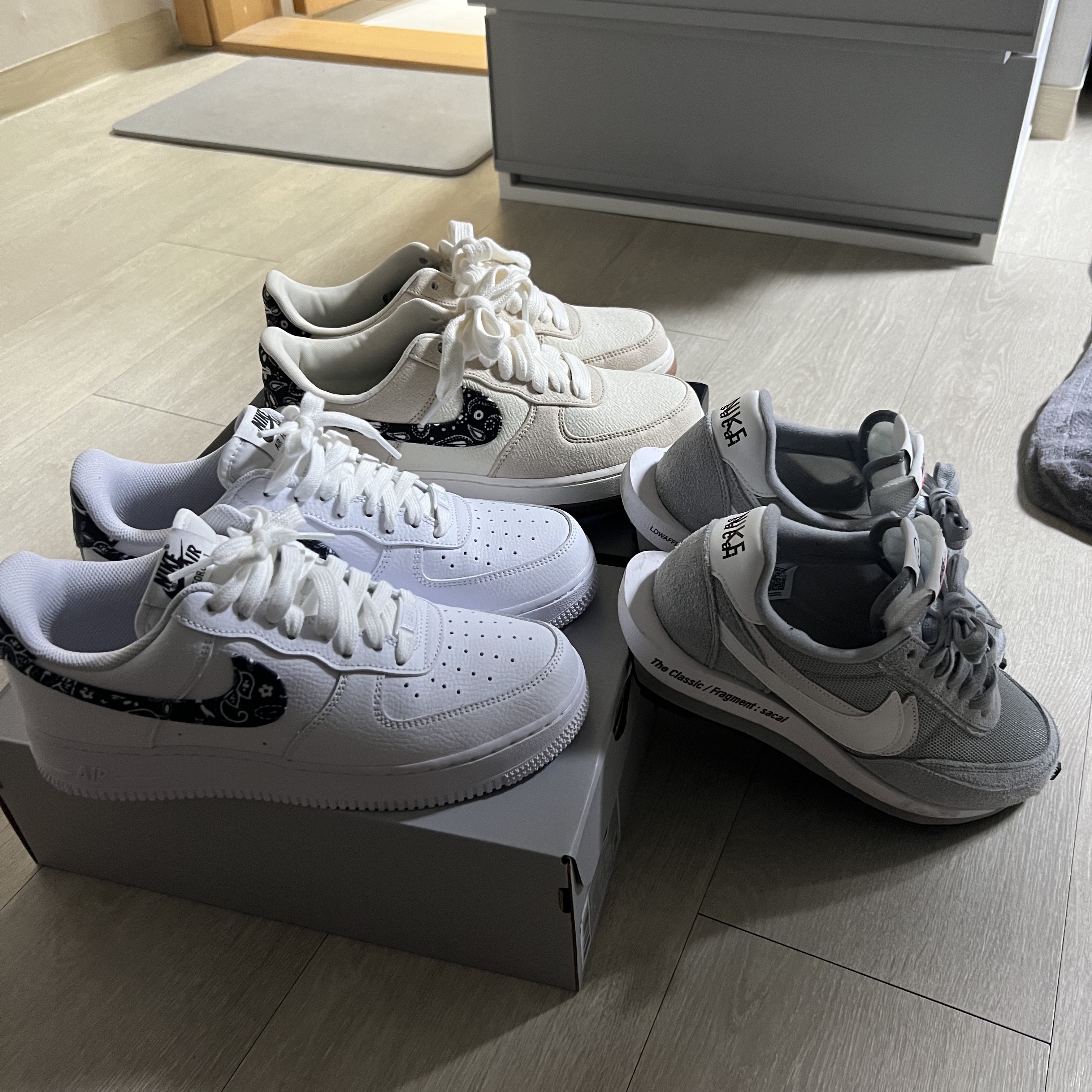 Nike x Sacai x Fragment LDWaffle Light Smoke Grey, Nike Air Force 1 '07 LV8 Paisley Swoosh 착용 스타일