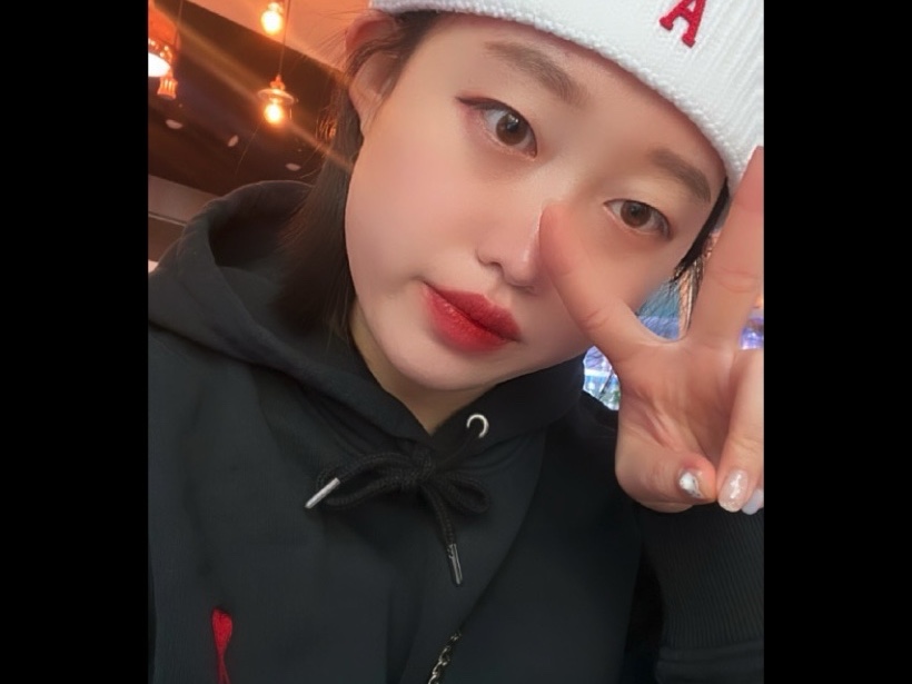 AMI de Coeur Hoodie Black, AMI de Coeur Beanie Champagne 착용 스타일 - 2