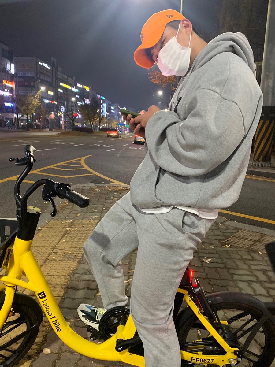 Adidas Yeezy Boost 700 Wave Runner Solid Grey 2017/2019 착용 스타일