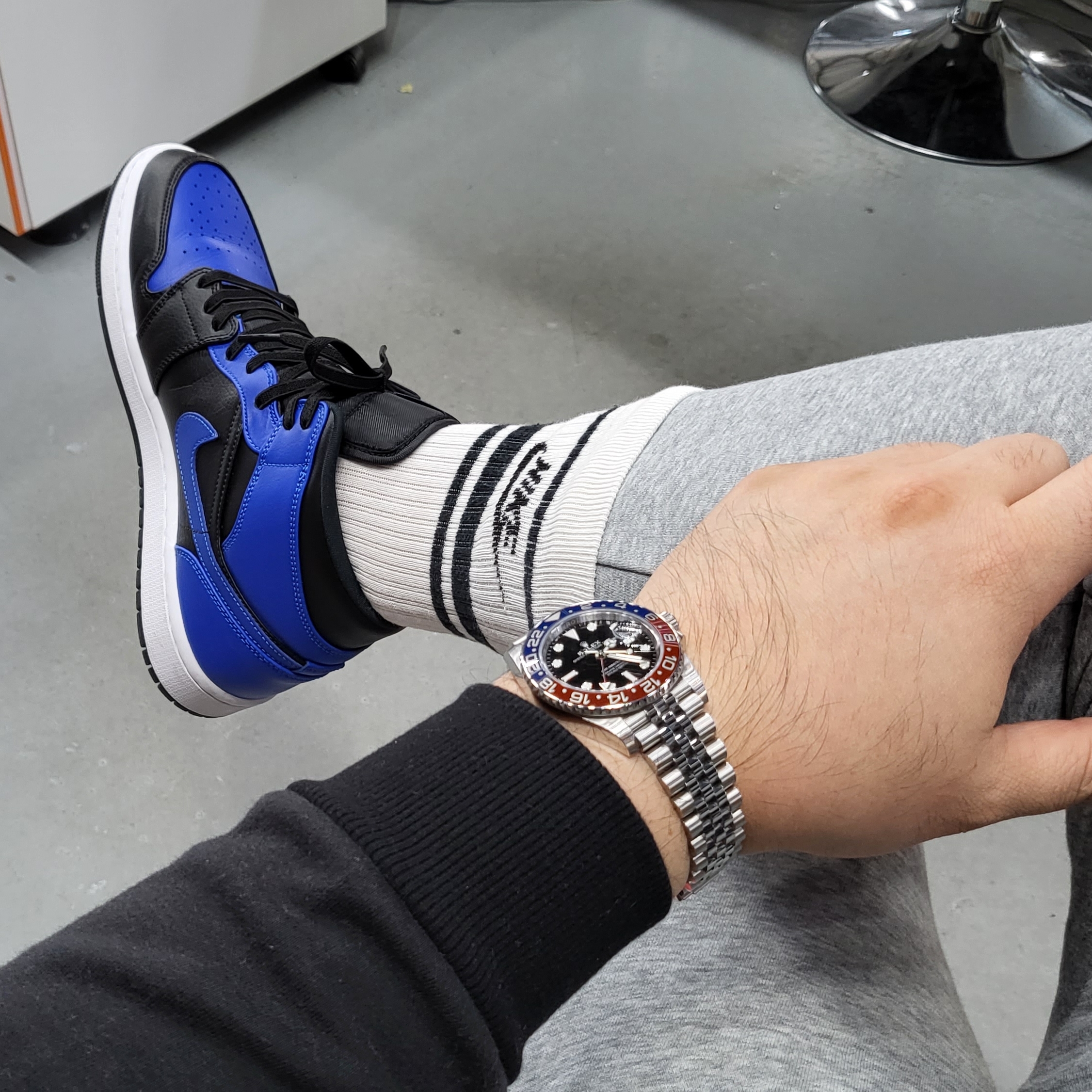 Jordan 1 Mid Black Hyper Royal, Rolex GMT-Master II 40mm 126710BLRO Black Jubilee 착용 스타일