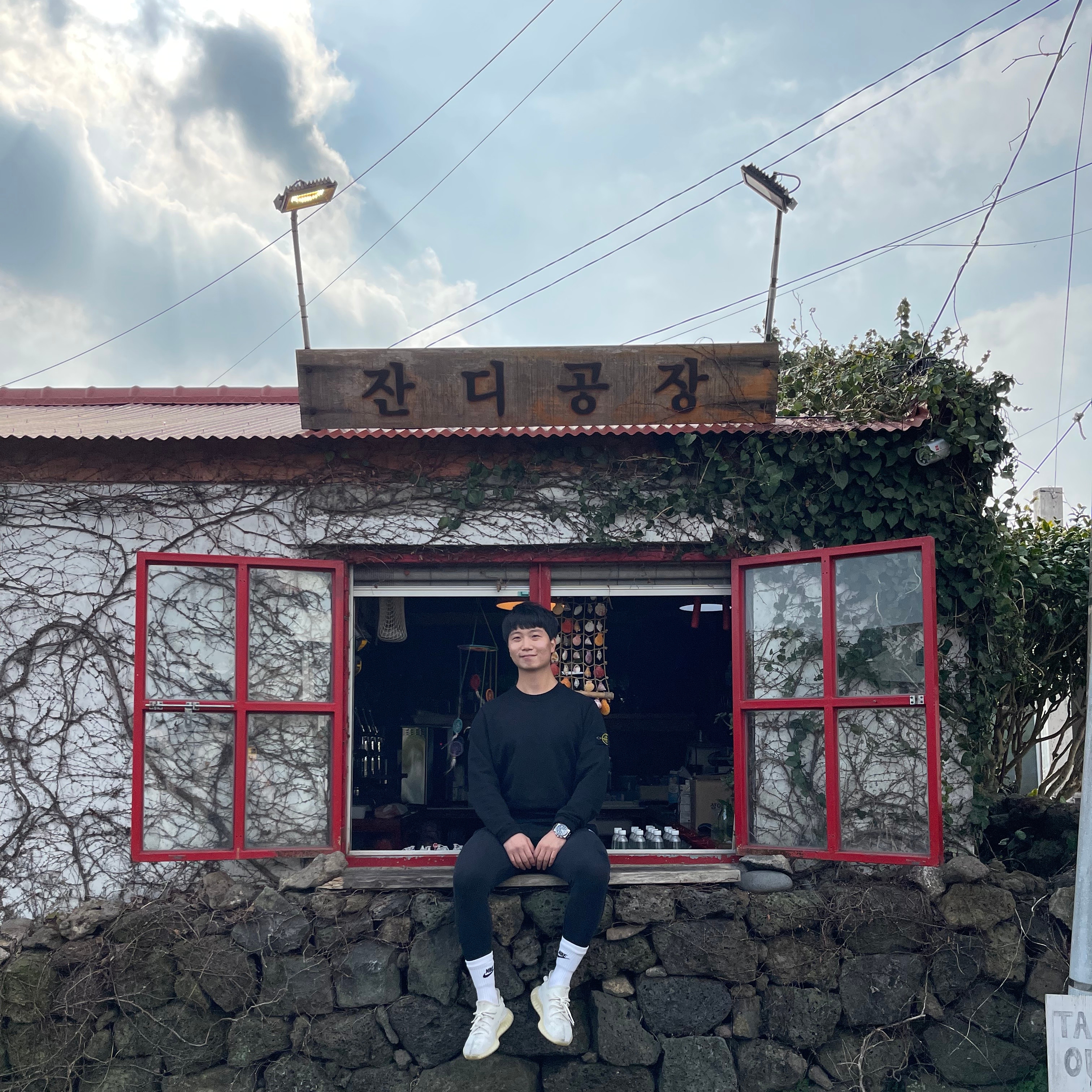 Adidas Yeezy Boost 350 V2 Cream/Triple White, Stone Island 63051 Crewneck Sweatshirt Black - 21SS 착용 스타일