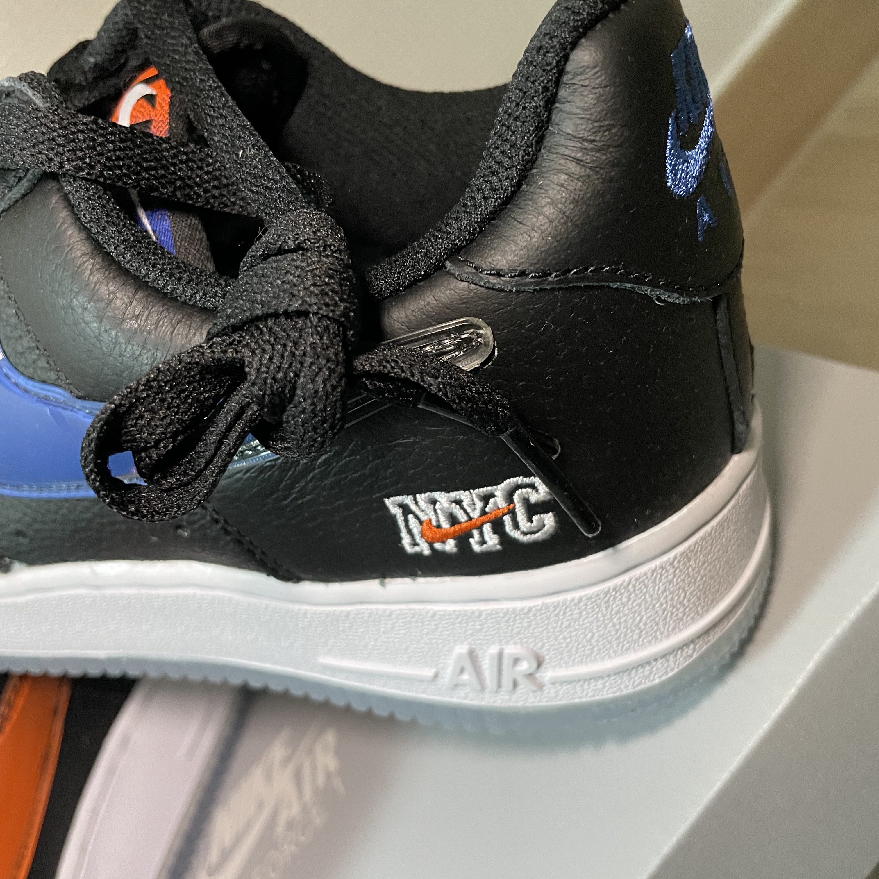 Nike x Kith Air Force 1 Low NYC Black 착용 스타일 - 4