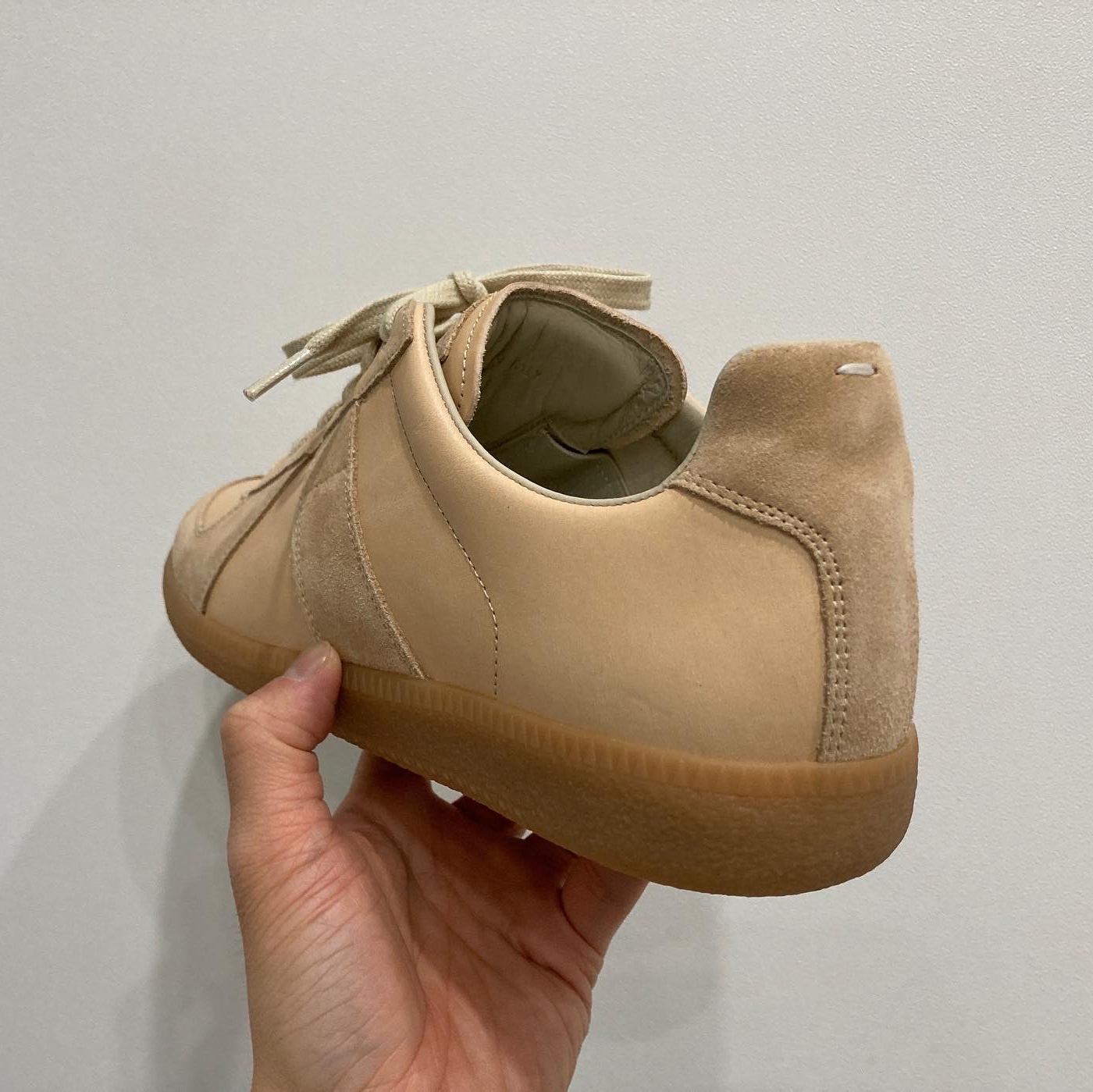 Maison Margiela Replica Sneakers Beige 착용 스타일 - 2