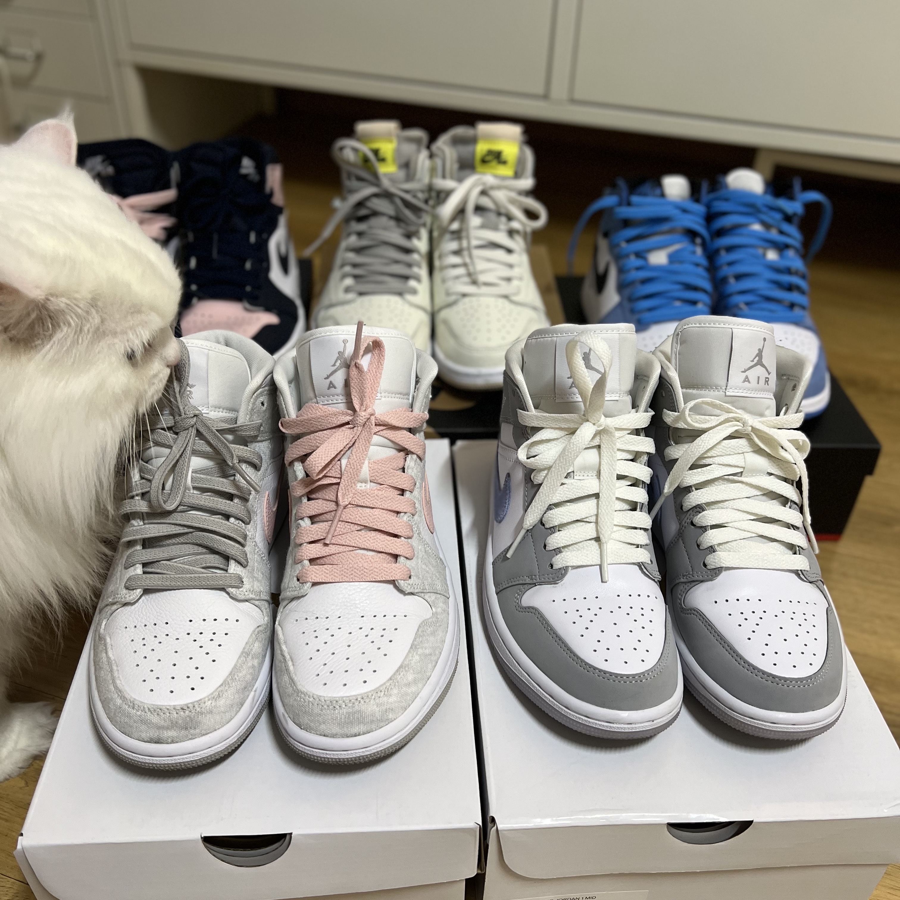 (W) Jordan 1 Mid Wolf Grey, Jordan 1 Retro High OG University Blue 착용 스타일 - 3